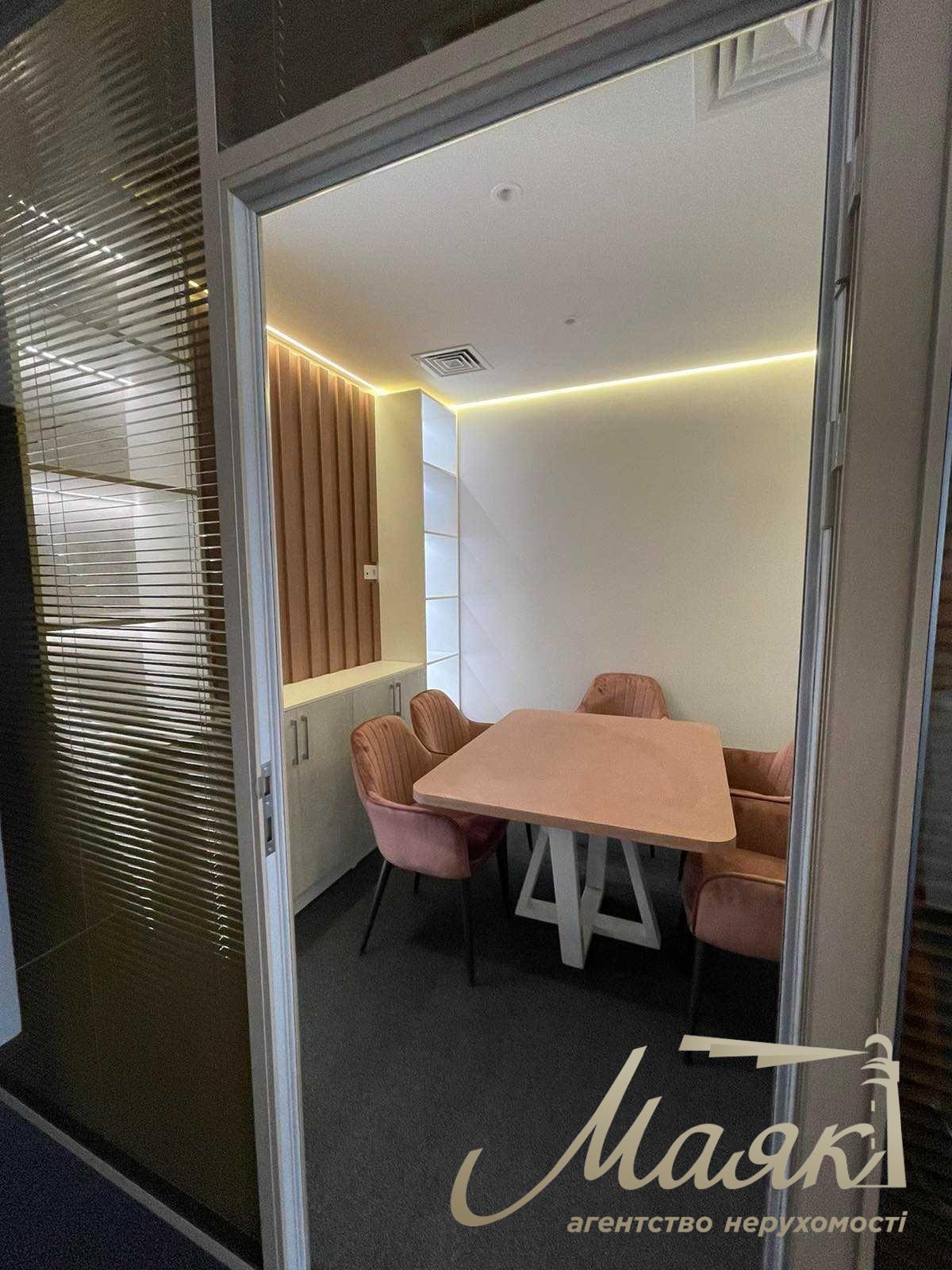 Office for rent in LCD Chicago.