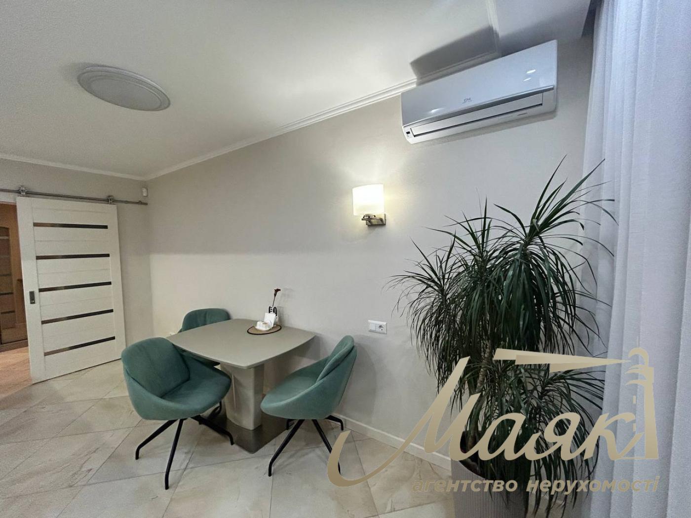 Rent 3-bedroom apartment LCD French Quarter 2 John McCain str. 3a