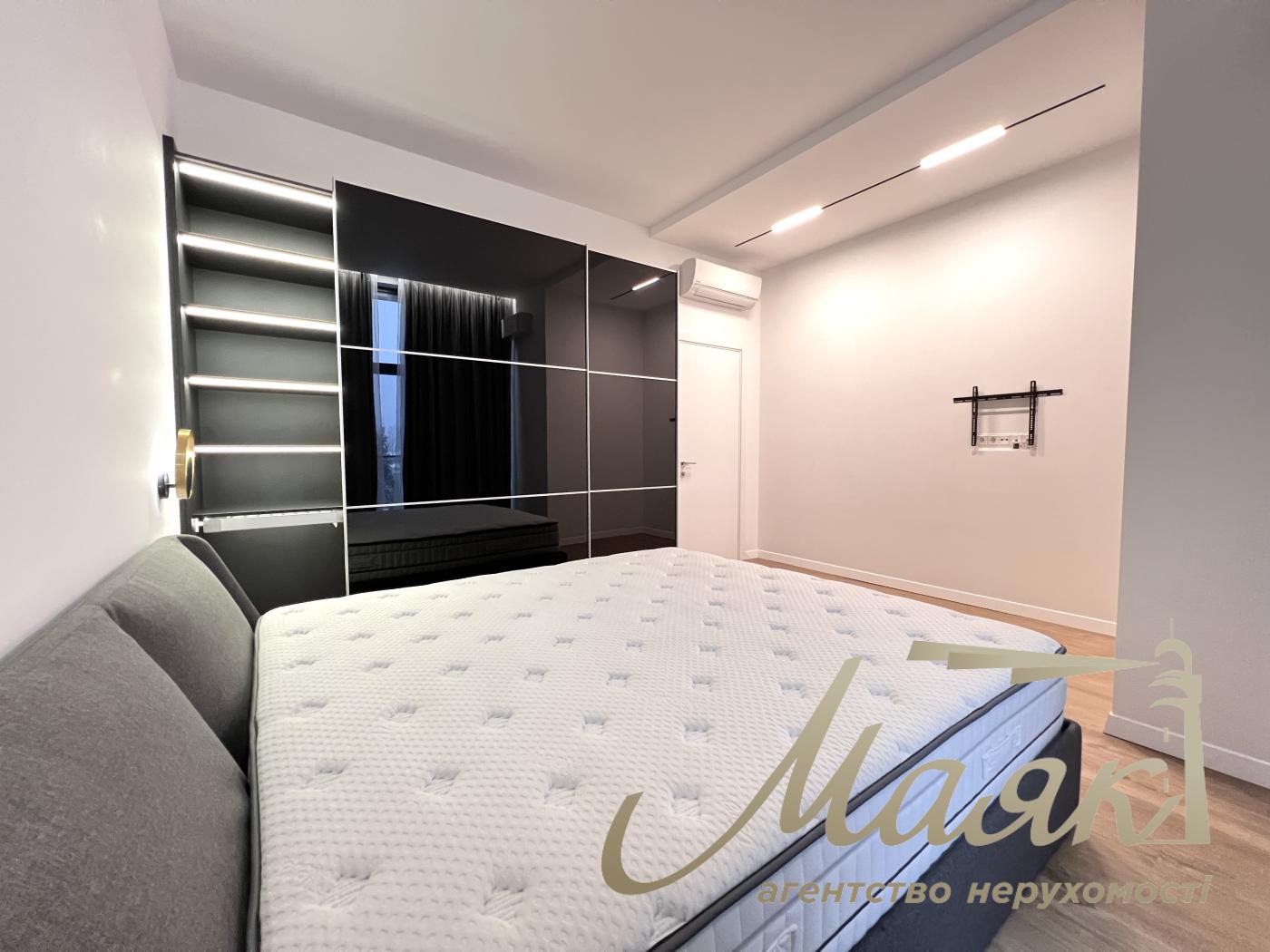 Оренда заміського будинку на Осокорках у котеджному містечку "Блакитна Лагуна"