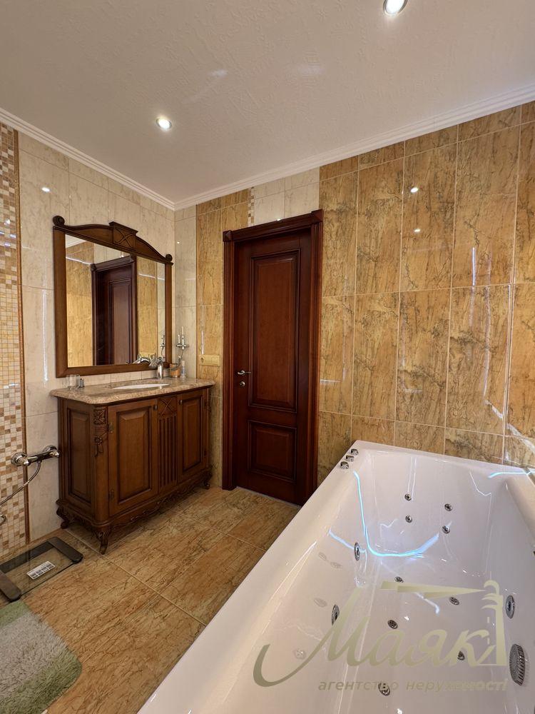 Продажа дома 260 м² с гостевым домом и баней c.Романков у Голубого озера, 10 соток, Обуховское направление, Киевская область.