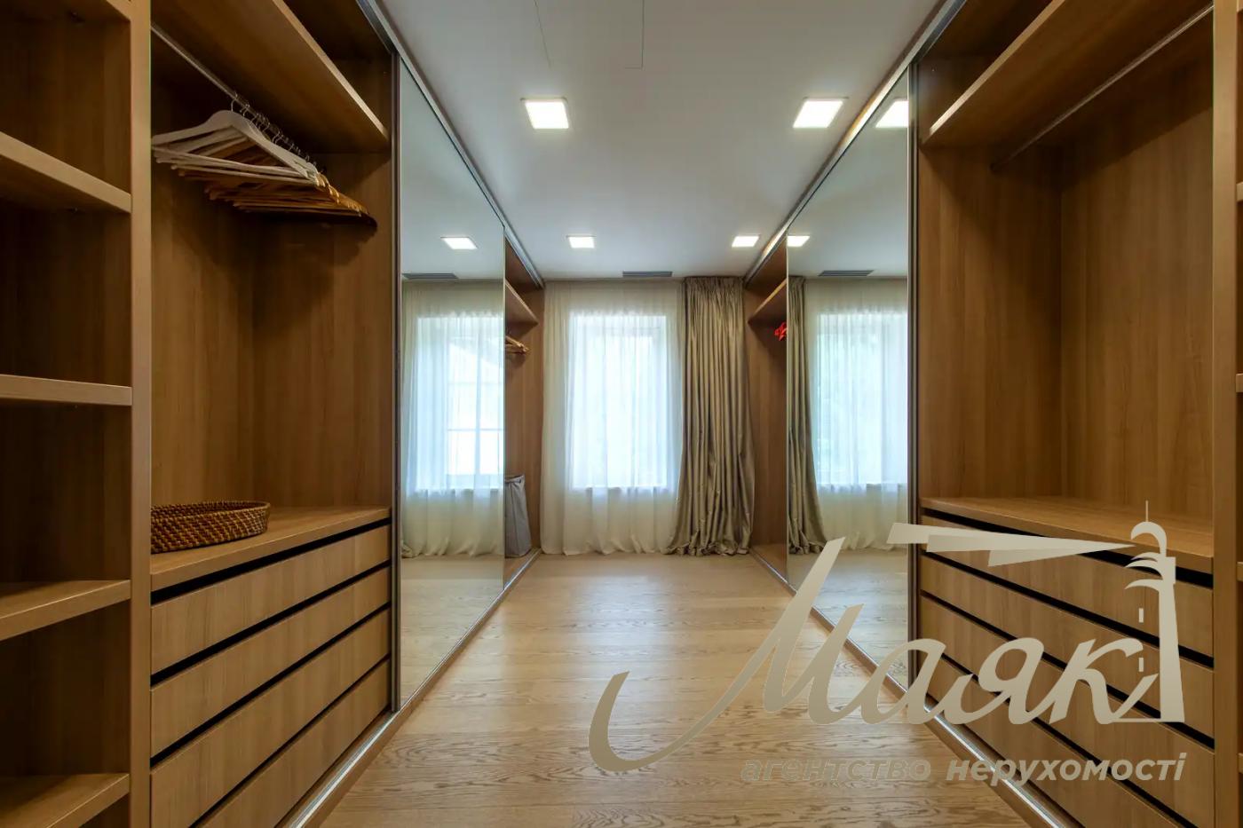 Оренда 3-поверхового будинку площею 570 м², Плюти