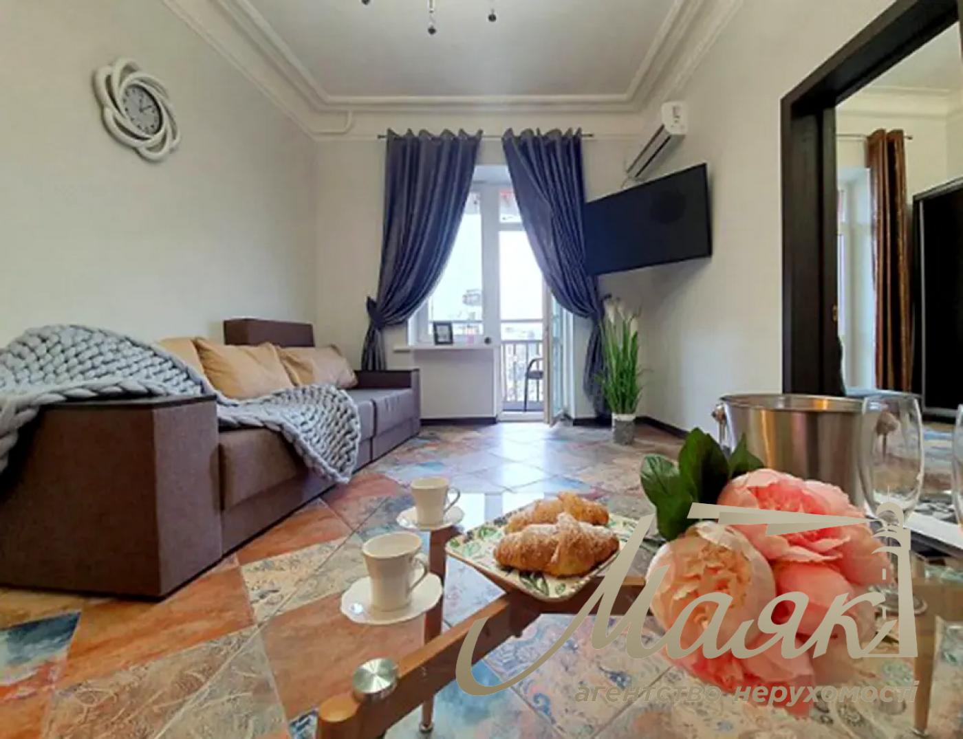 Rent 3-room apartment, Sofievskaya street1, Independence Maidan,