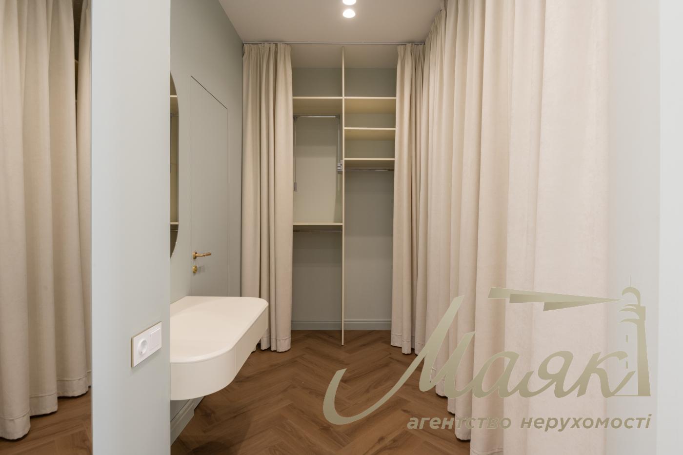 Продаж будинку площею 450 м² з басейном та гостьовим будинком у житловому комплексі «Хутір Ясний», Лесники