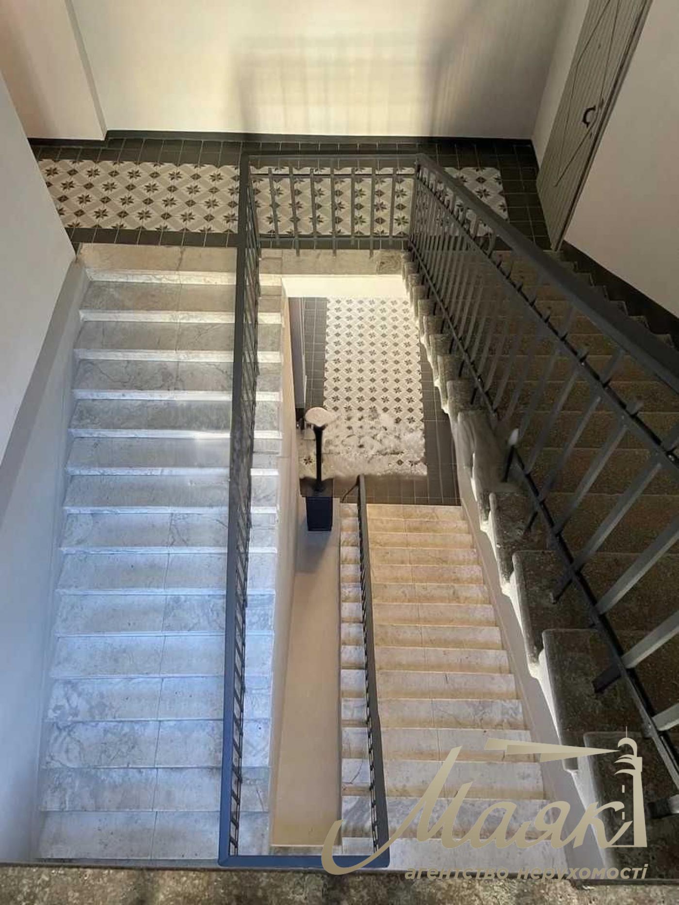 For sale 3-bedroom apartment with private terrace in Lipki Institutska str., 13A (211 m²) Khreschatyk - in walking distance.