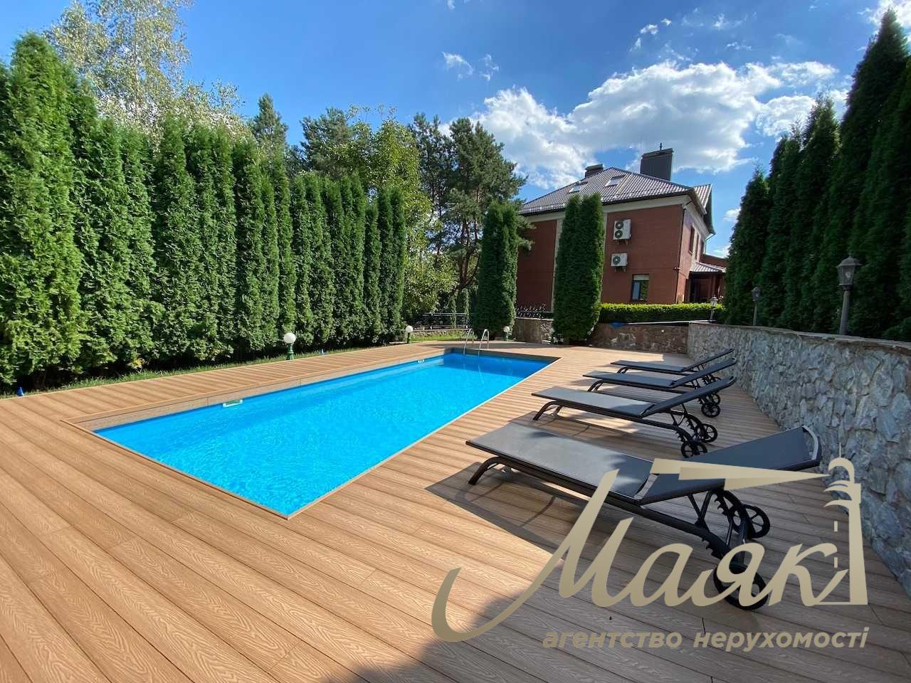 Оренда будинку з басейном у Лісниках, з приголомшливою ділянкою.