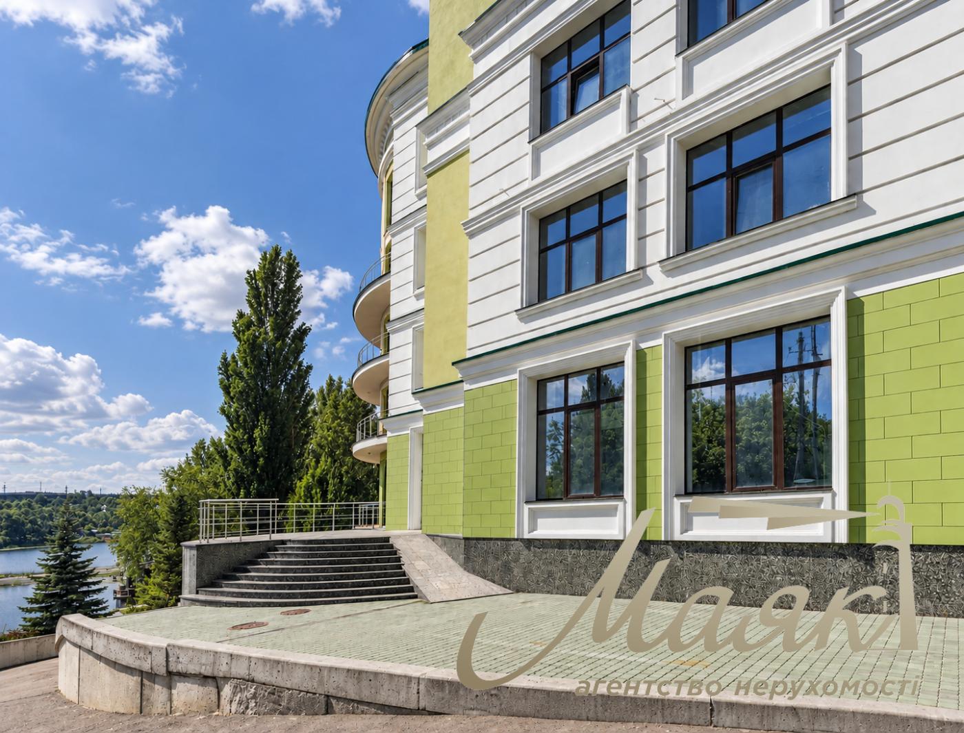 Продаж окремої комерційної будівлі площею 4 106 м² на Печерську, Набережно-Печерська дорога