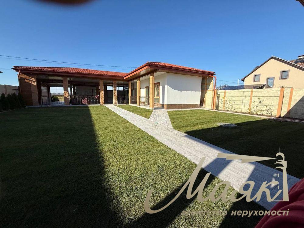 Продаж нового будинку загальною площею 275 м² на доглянутій ділянці 8,7 соток с. Гореничі