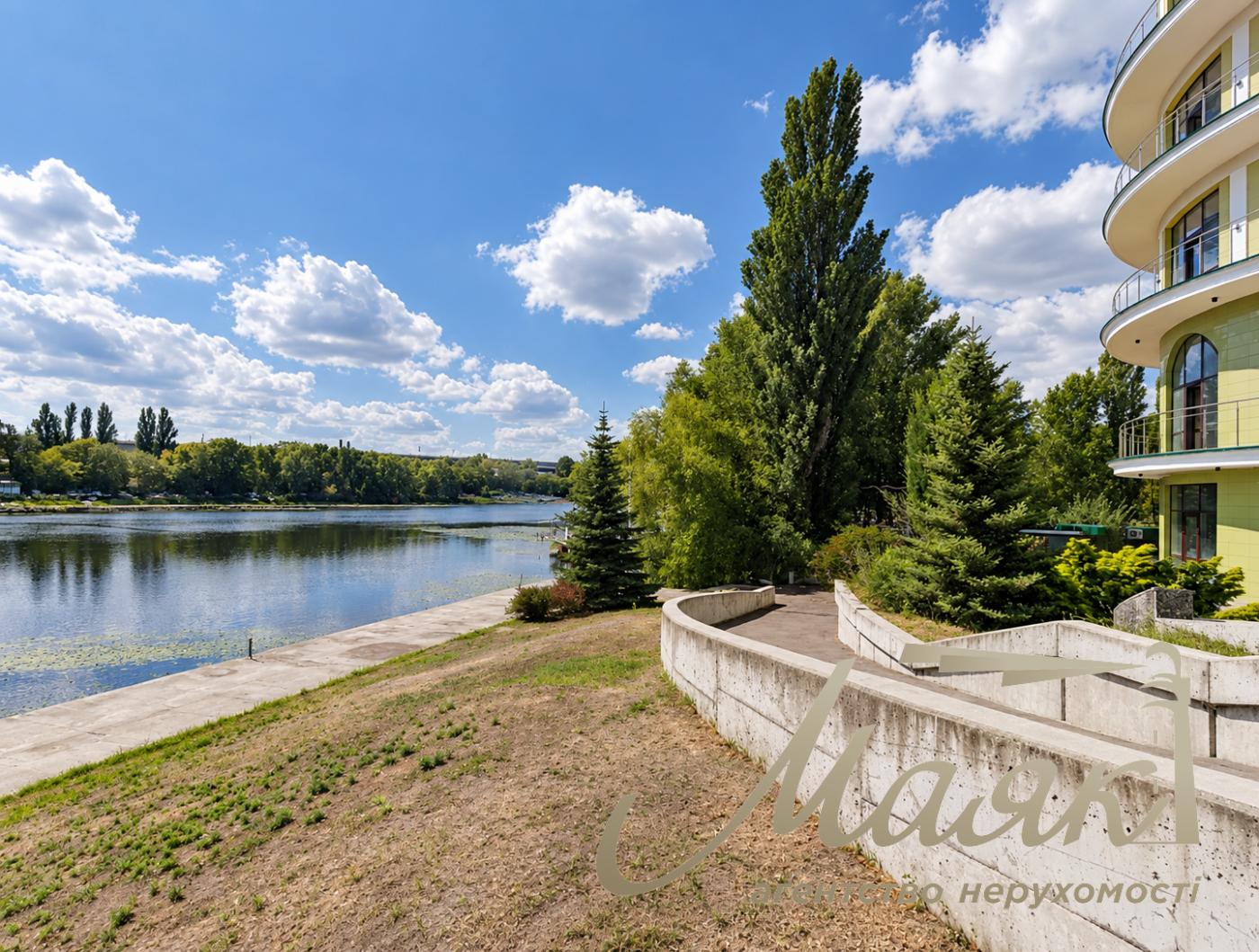 Продаж окремої комерційної будівлі площею 4 106 м² на Печерську, Набережно-Печерська дорога