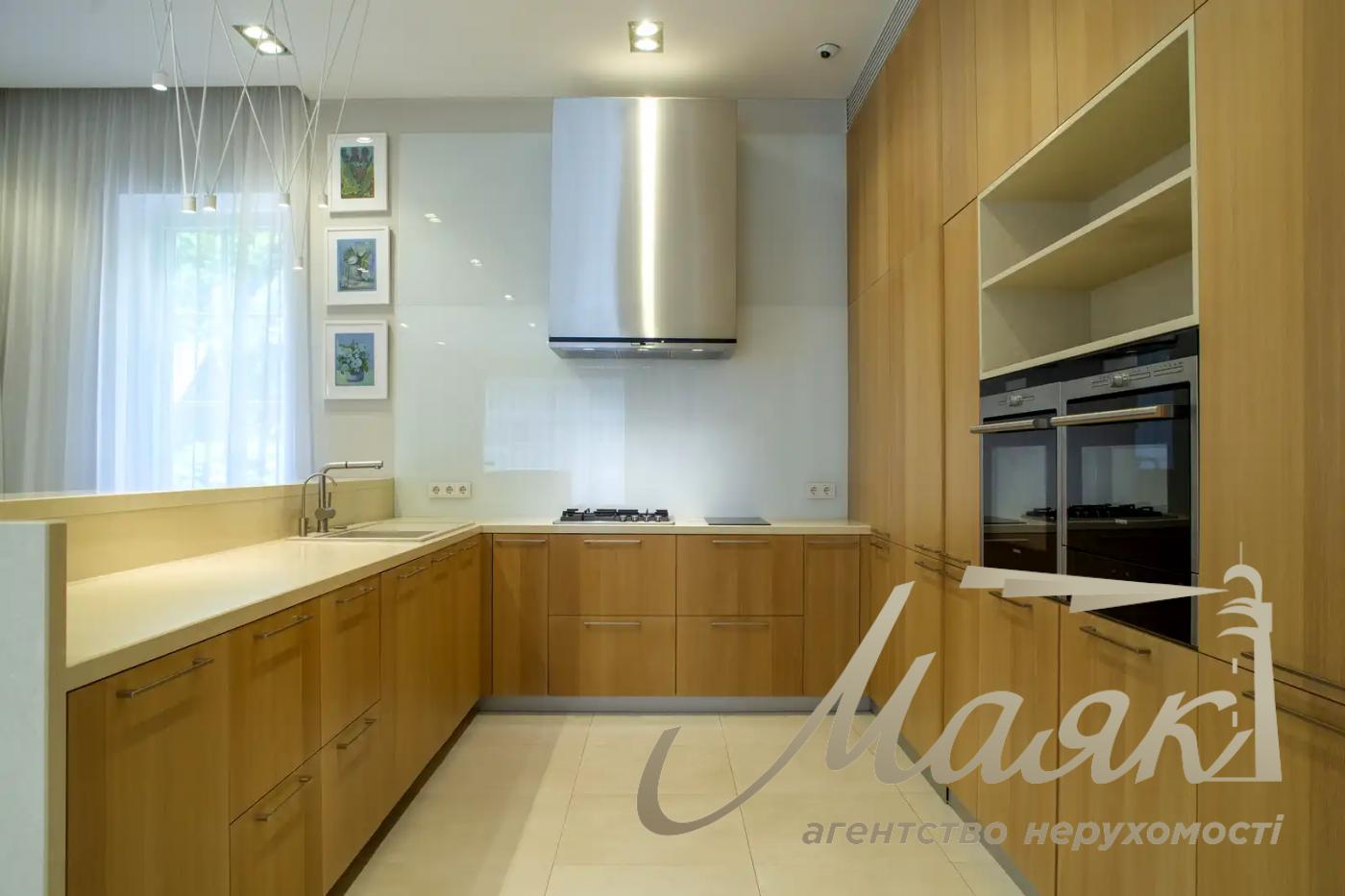 Оренда 3-поверхового будинку площею 570 м², Плюти