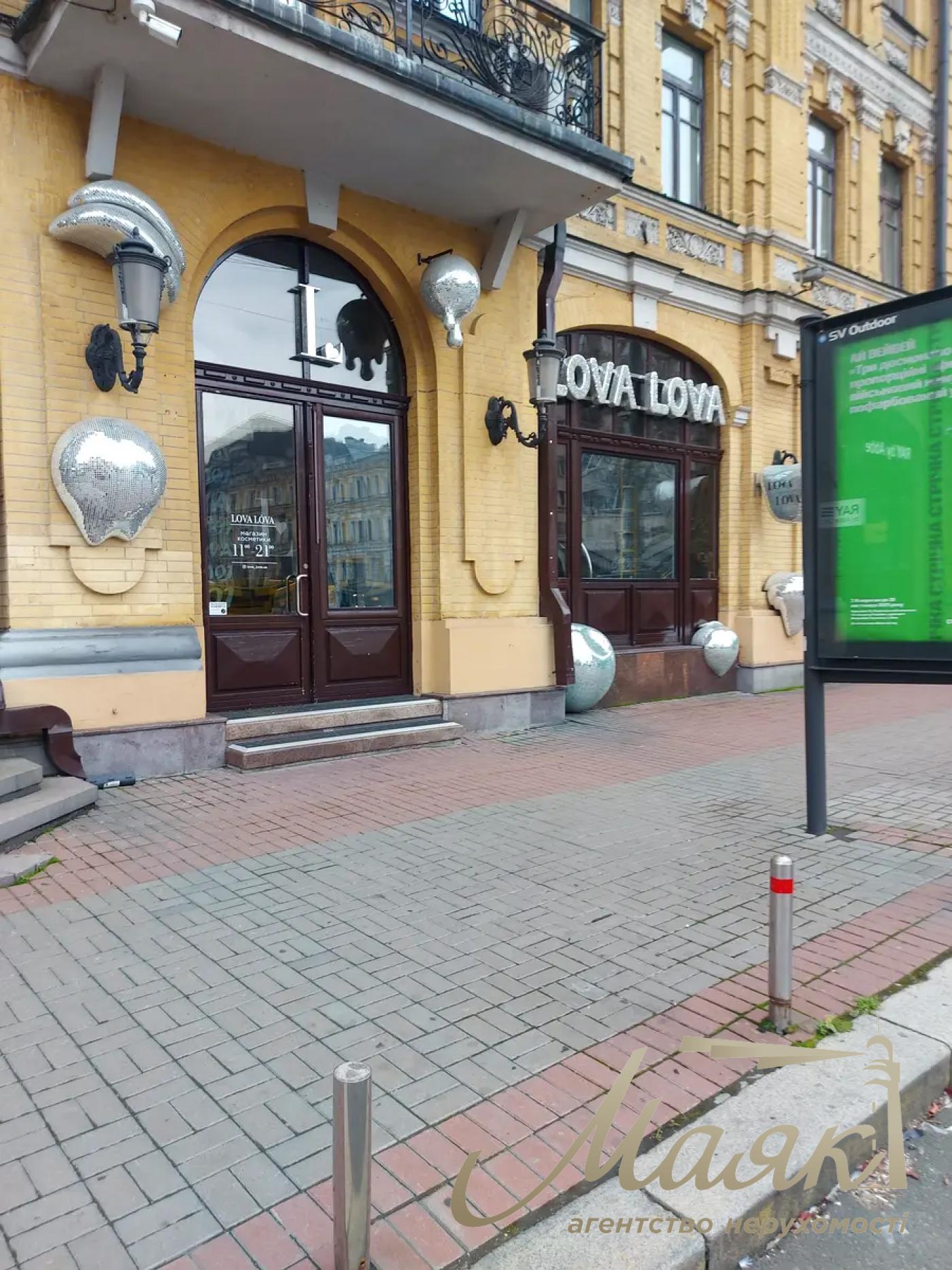 Оренда фасадного комерційного приміщення на Бессарасбкой площі, Центр.