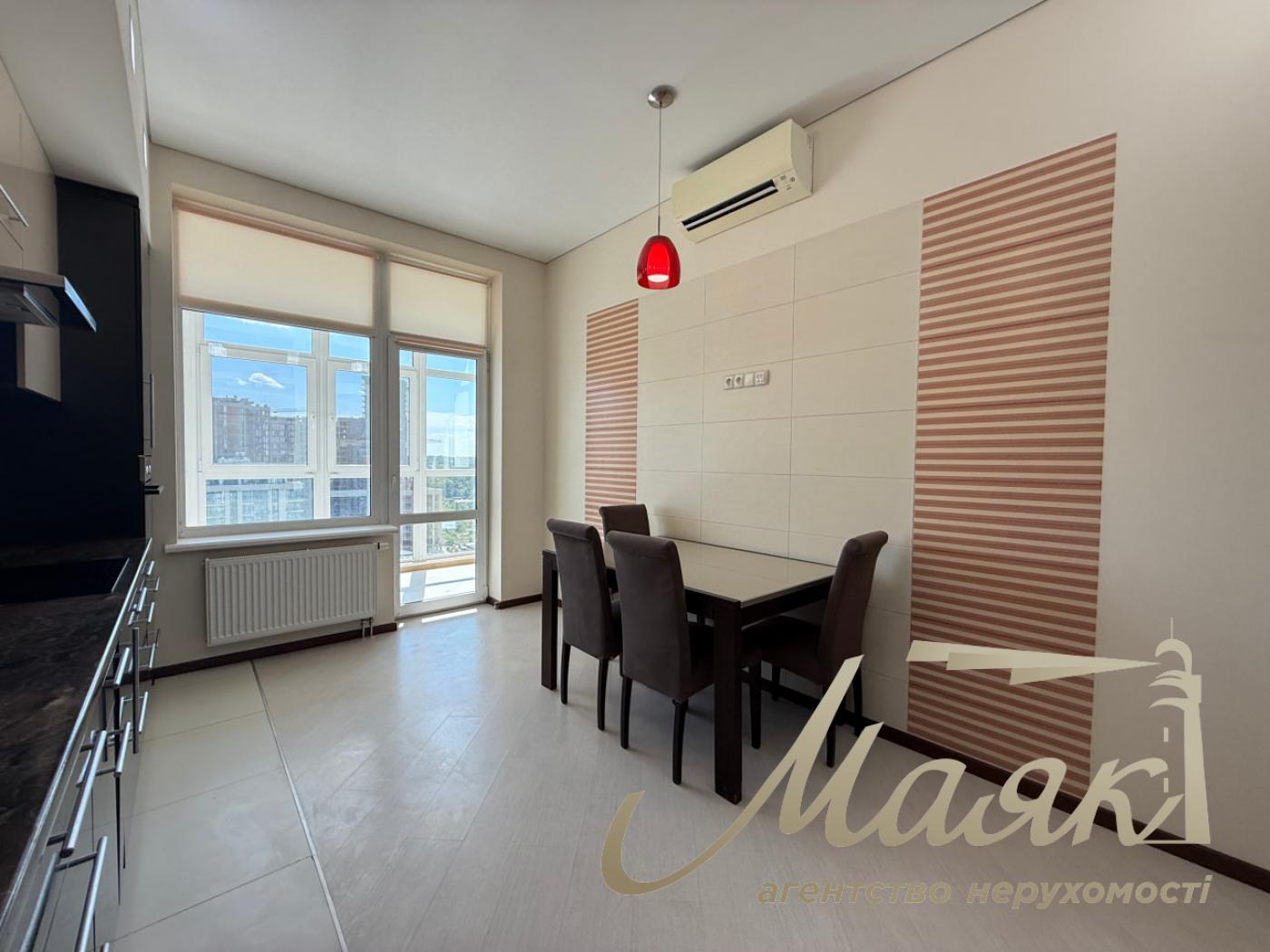 4-room apartment for rent in Pechersk, Novopecherskie Lipki residential complex, 9 Dragomirova St.