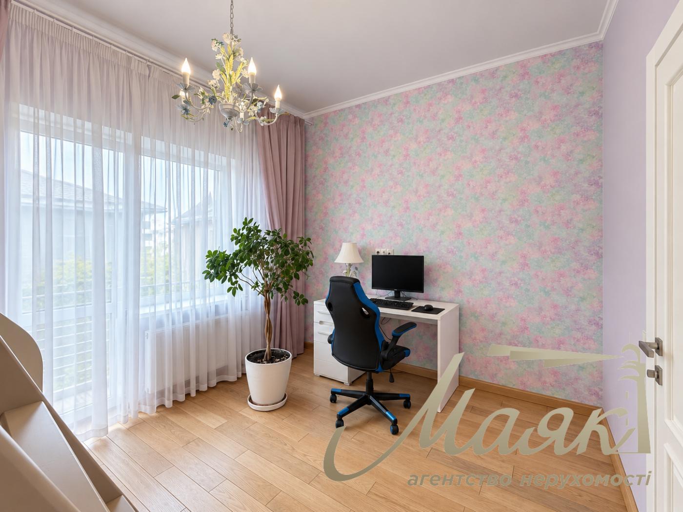 Продаж 3-поверхового будинку/таунхауса площею 95 м² з ремонтом у с. Ходосівка, Обухівський напрямок, Київська область, підвальне приміщення, газ.