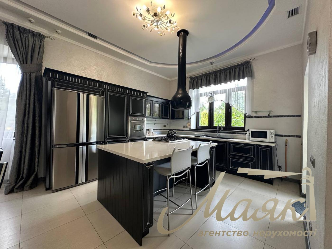 Rent a house 650m2 on 60 hectares of land on Hutori Mrigi, Goloseevsky district.