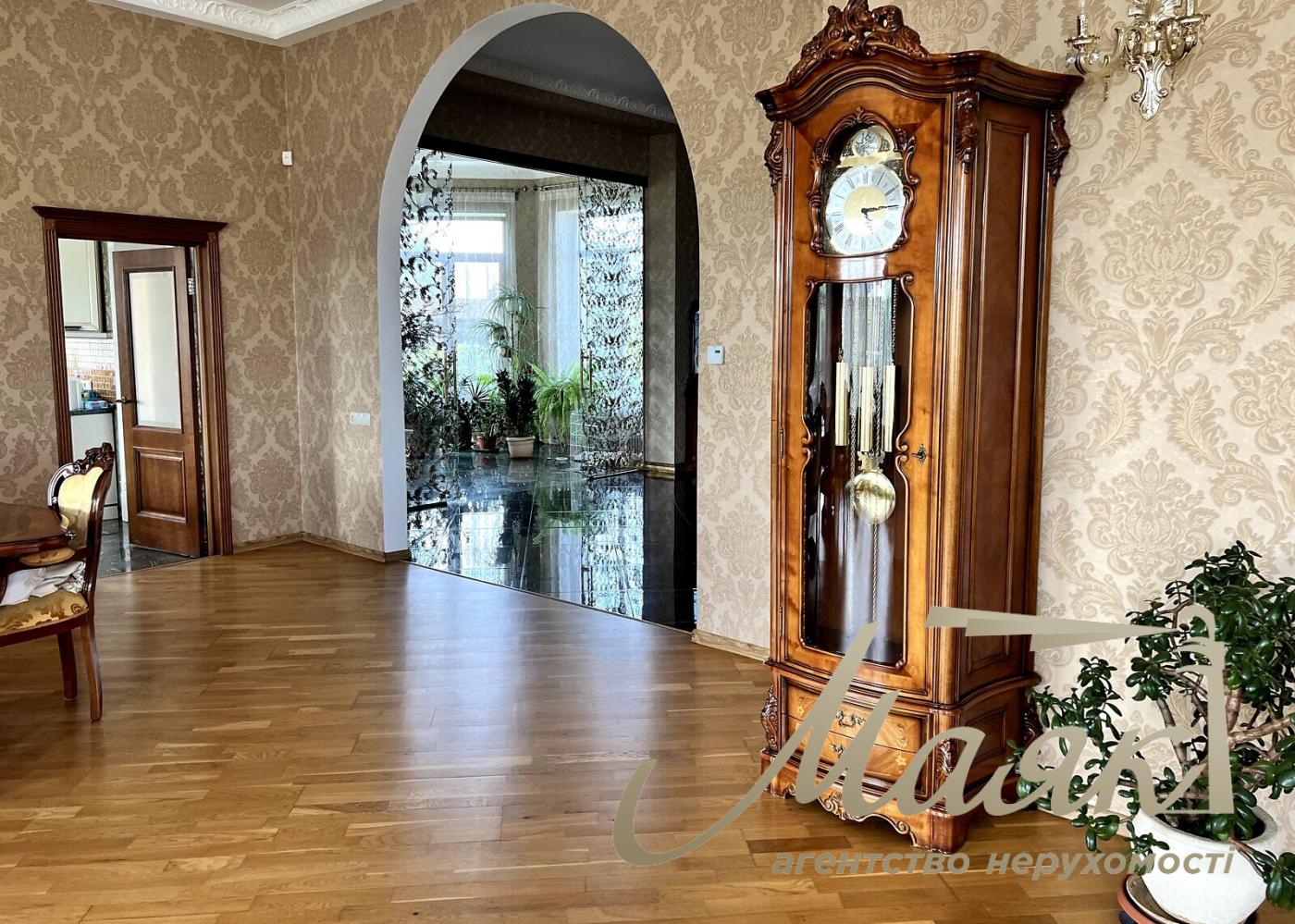 Продаж будинку з дизайнерським ремонтом у Нових Петрівцях, 35 соток, 650м2, вул. Івана Кудрі