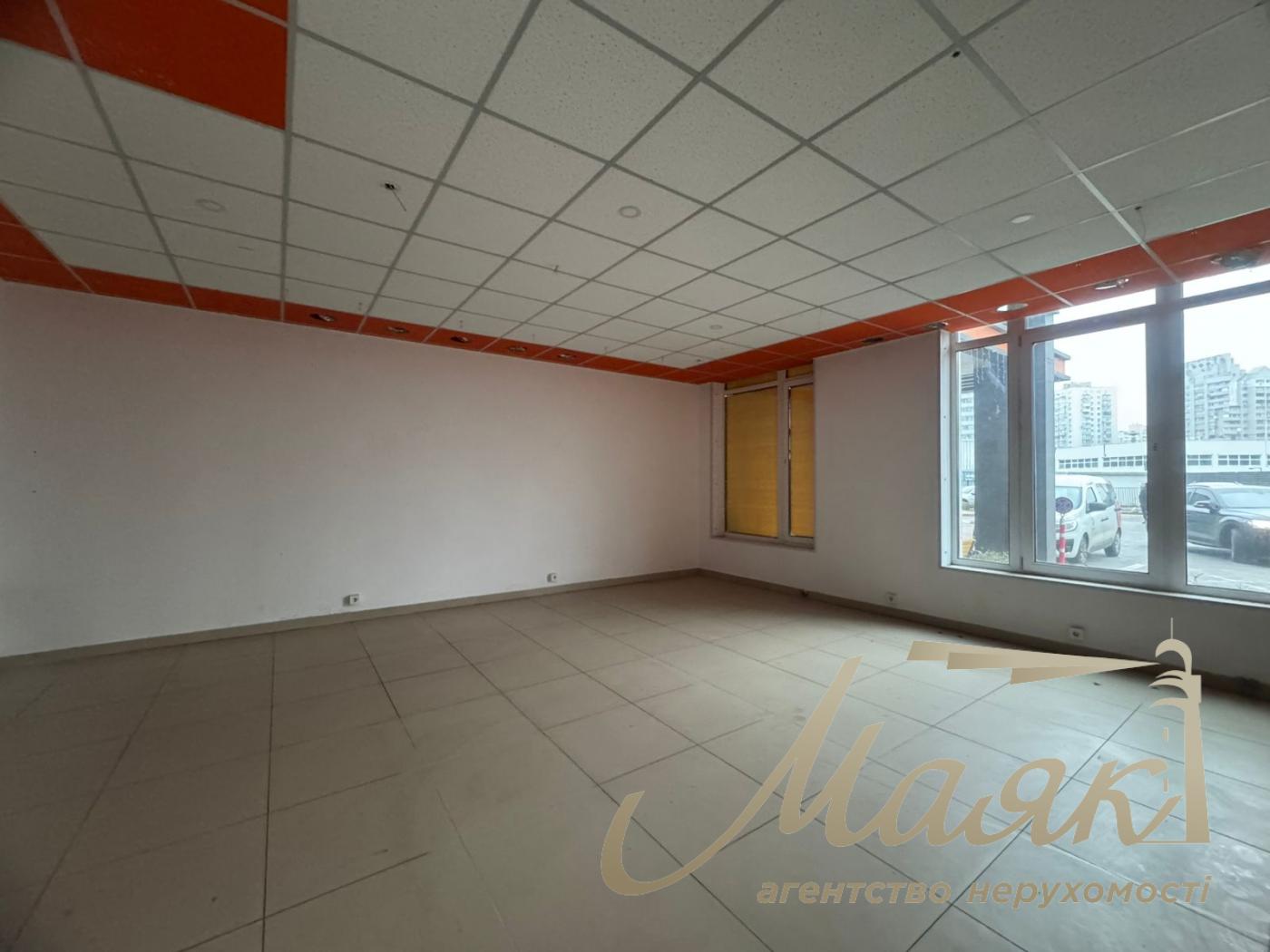 Rent a facade premise 81,7 m in Residential Complex "Seven" with renovation