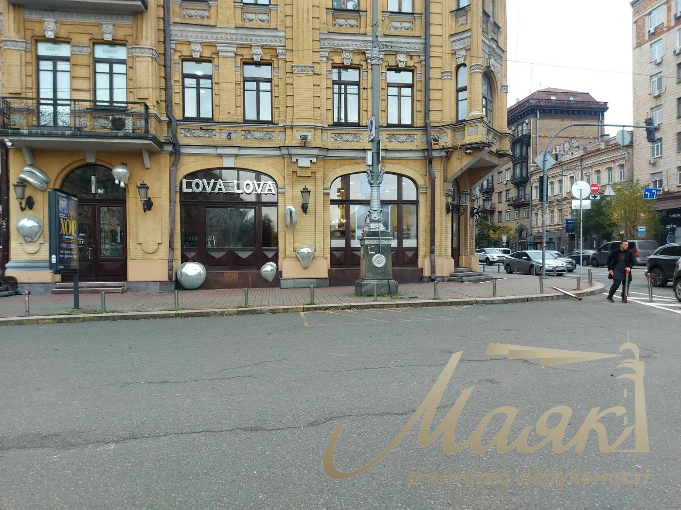 Оренда фасадного комерційного приміщення на Бессарасбкой площі, Центр.