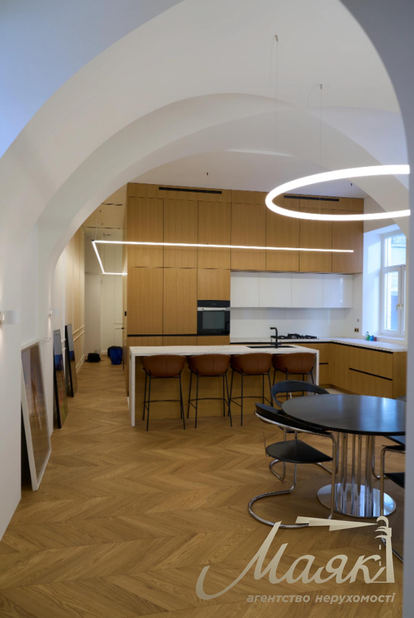 Оренда 4-кімнатної квартири, стм. Університет, вул. Івана Франка, 42, Центр, Київ