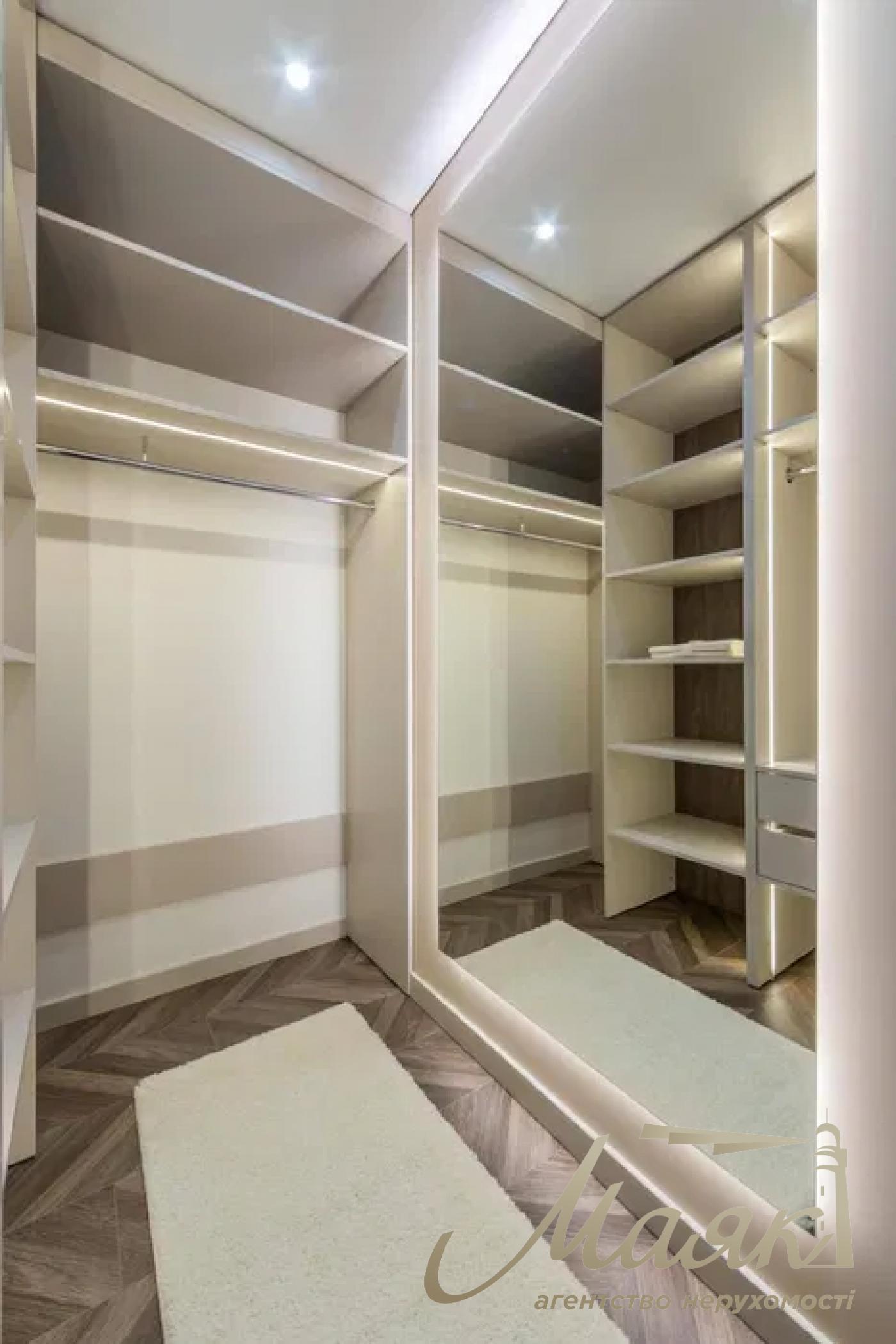 For sale 3-bedroom apartment in LCD "New England", Maksimovicha str.