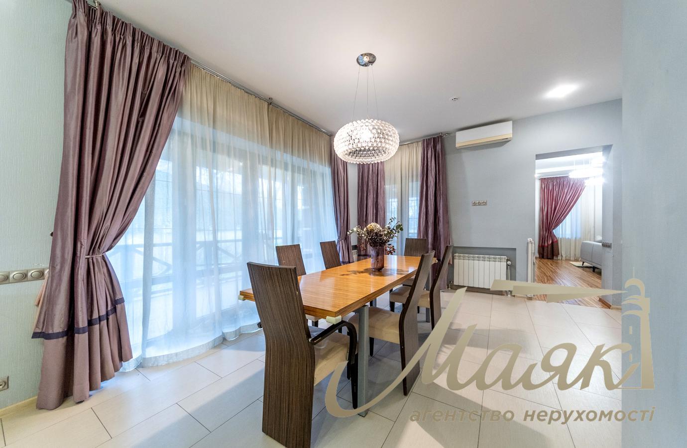 For sale house 400m2 in the village. Romankov, suburbs of Kiev, 18 acres, 8 km to Kiev, in Obukhiv district.