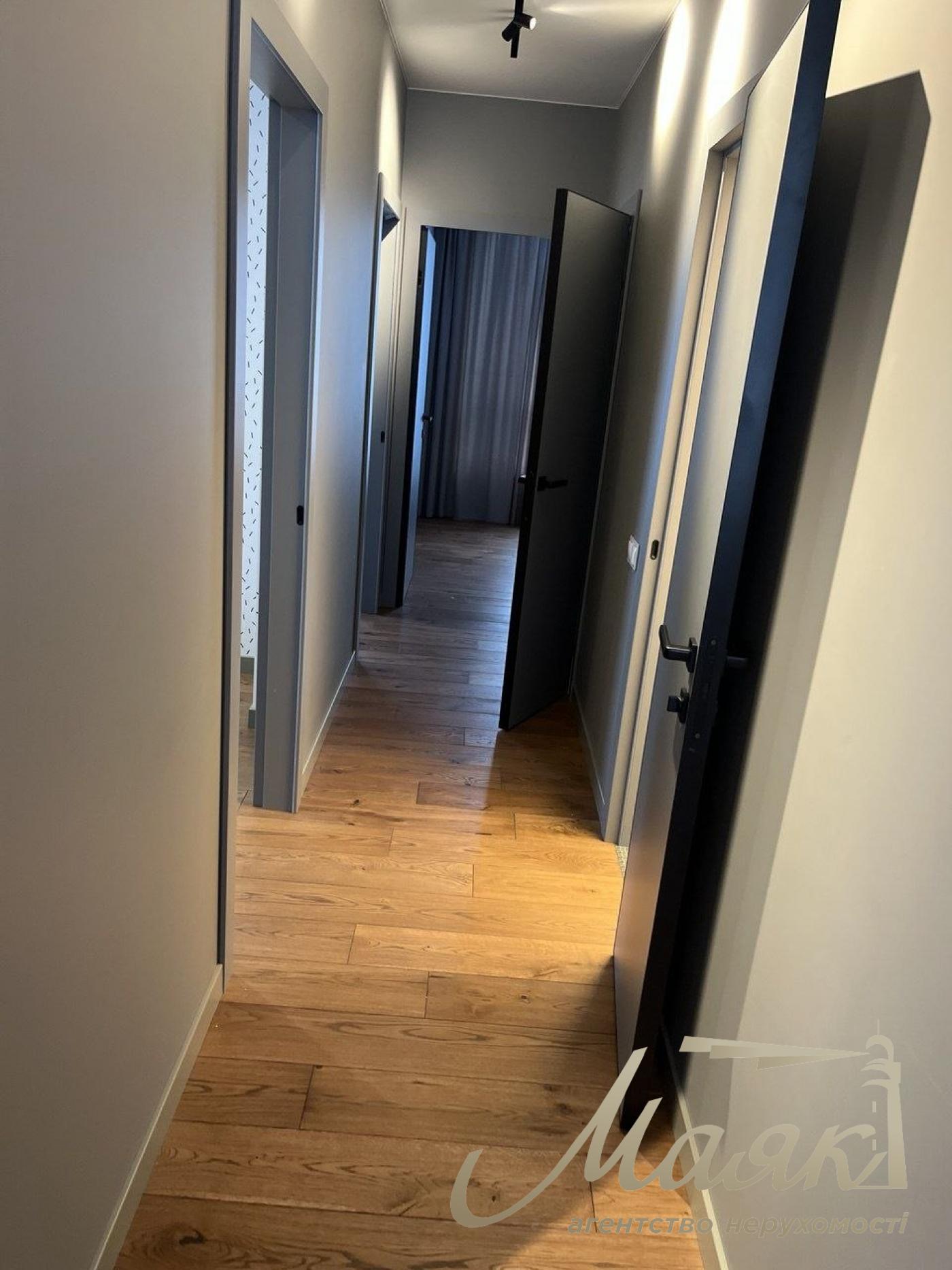 Продажа 4-комнатной квартиры с ремонтом 107 м² в ЖК «Файна Таун», 2/5 этаж, Киев, Шевченковский район, низкий этаж, ул. Салютная.
