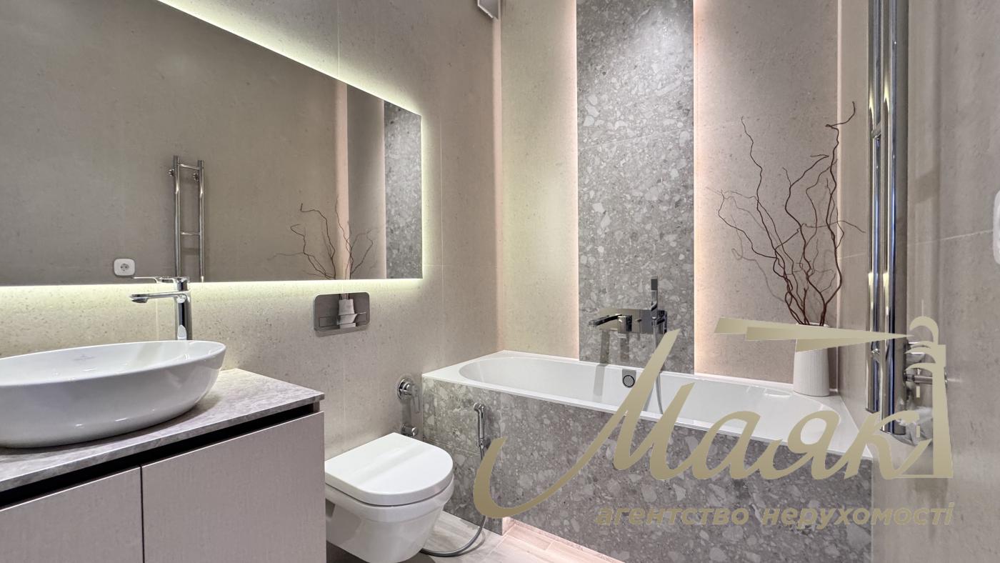 For sale 3-room apartment Residential Complex Novopecherskie Lipki, Dragomirova str.