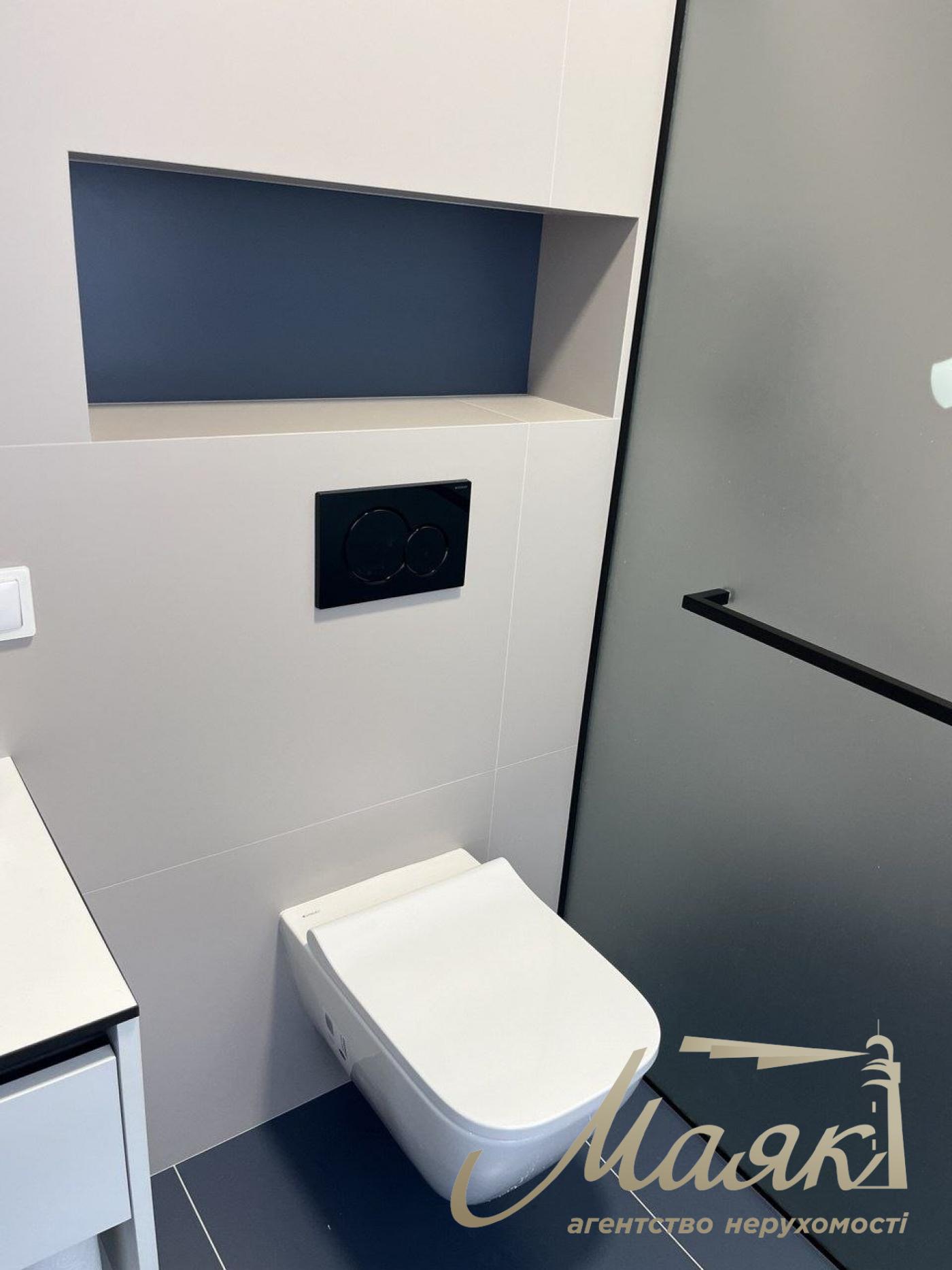 Продажа 4-комнатной квартиры с ремонтом 107 м² в ЖК «Файна Таун», 2/5 этаж, Киев, Шевченковский район, низкий этаж, ул. Салютная.
