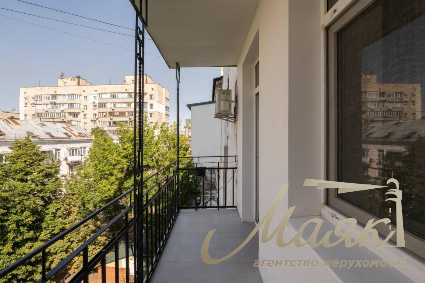 Rent a modern 60-square-meter apartment in the very heart of Kyiv, at 14 Ivana Mazepa Street, Pecherskyi District, downtown Kyiv.