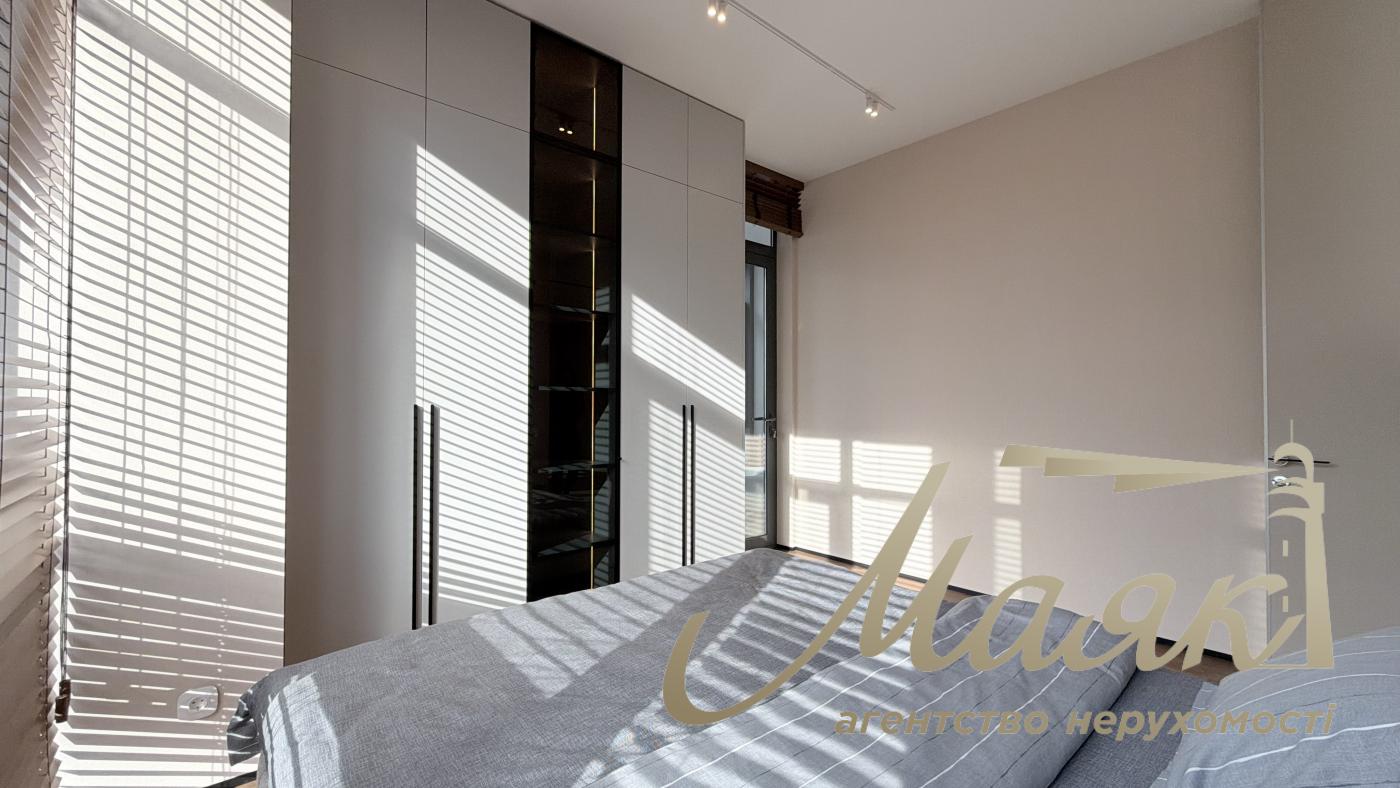 For sale 3-room apartment Residential Complex Novopecherskie Lipki, Dragomirova str.