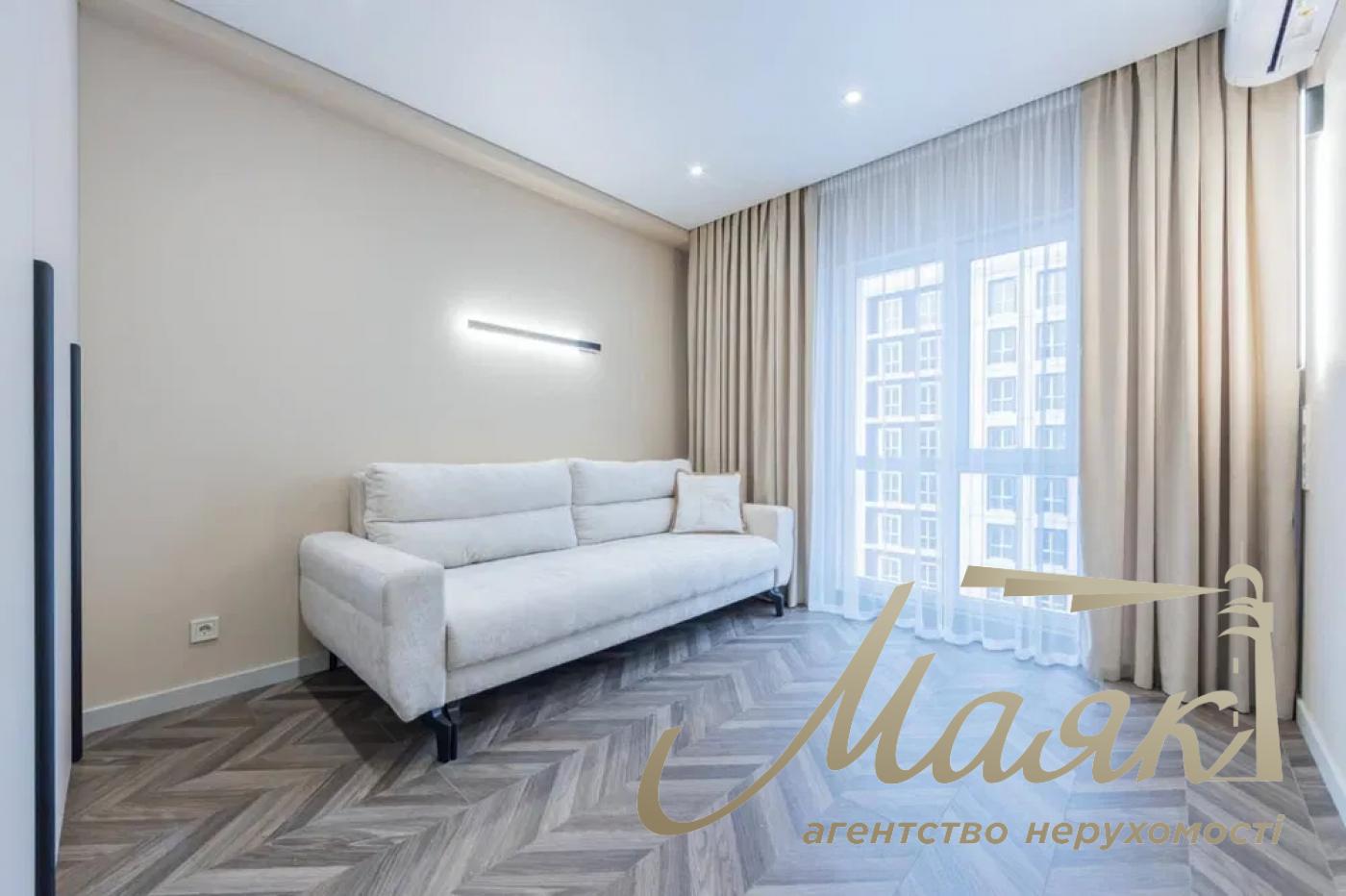 For sale 3-bedroom apartment in LCD "New England", Maksimovicha str.