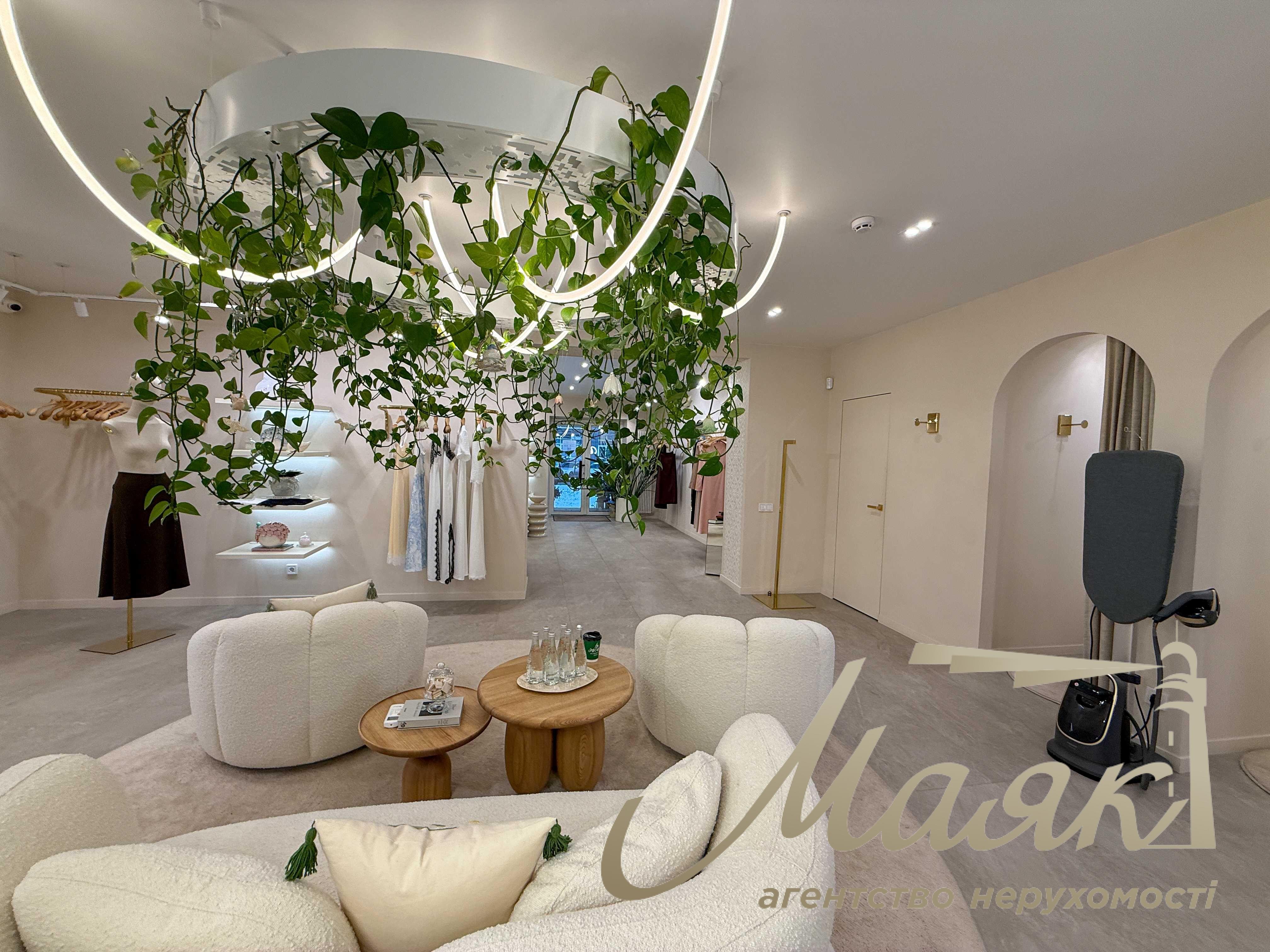 Оренда фасадного комерційного приміщення 86,6 м², район Французького кварталу