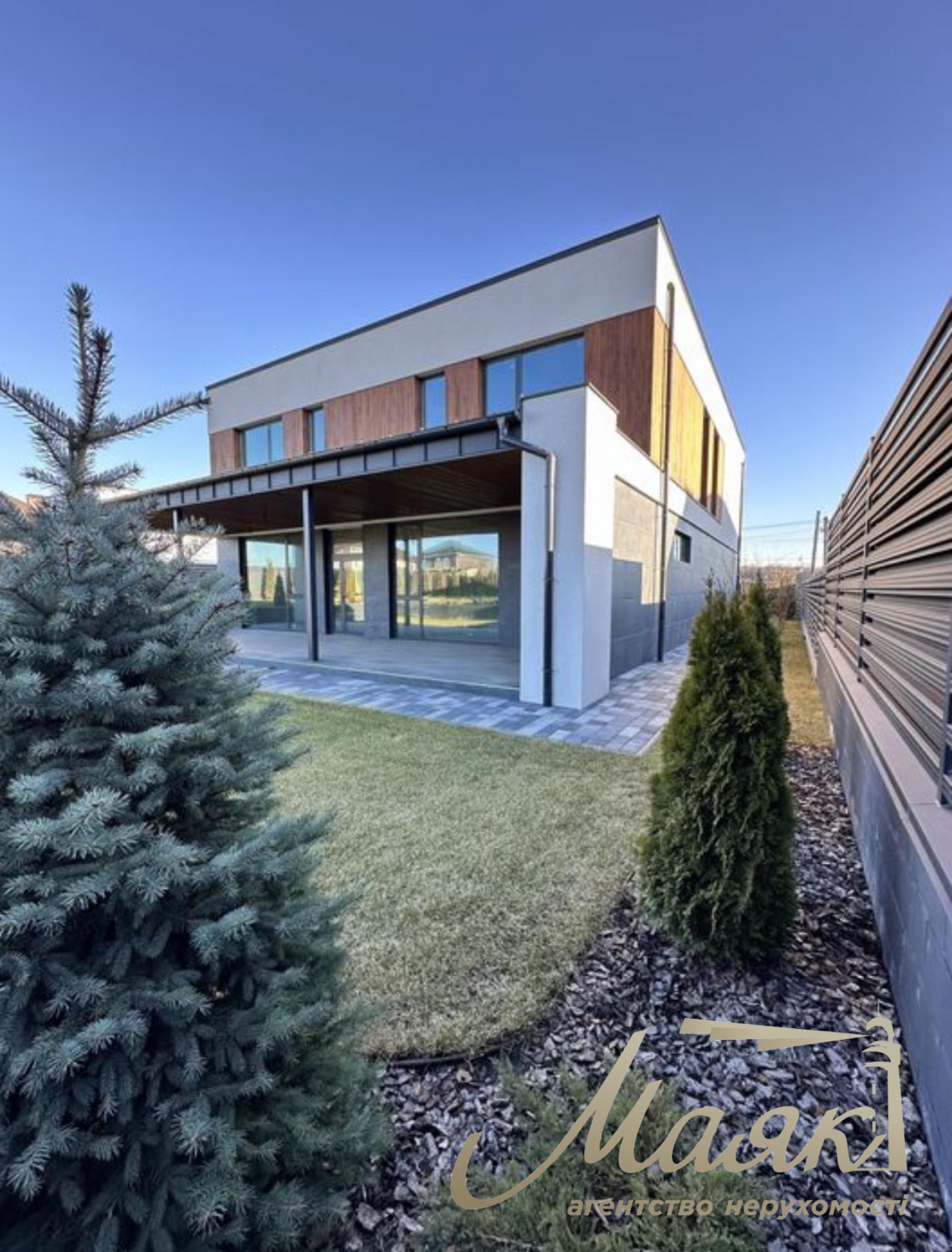 We offer for sale a quality house in the village Khodosovka - just 10 minutes drive from Kiev