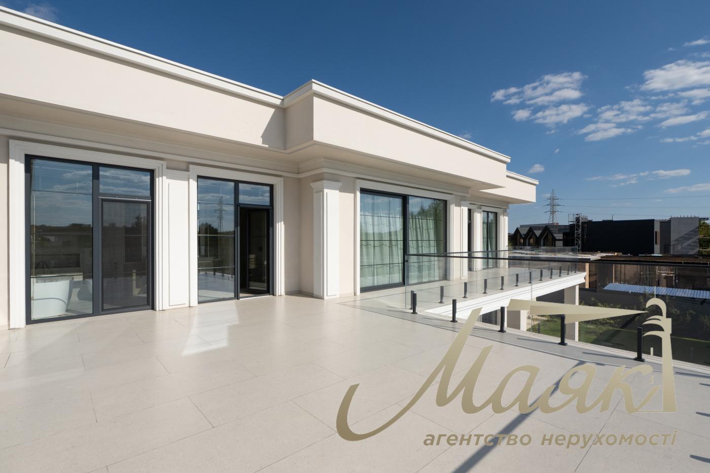 Продаж будинку площею 450 м² з басейном та гостьовим будинком у житловому комплексі «Хутір Ясний», Лесники