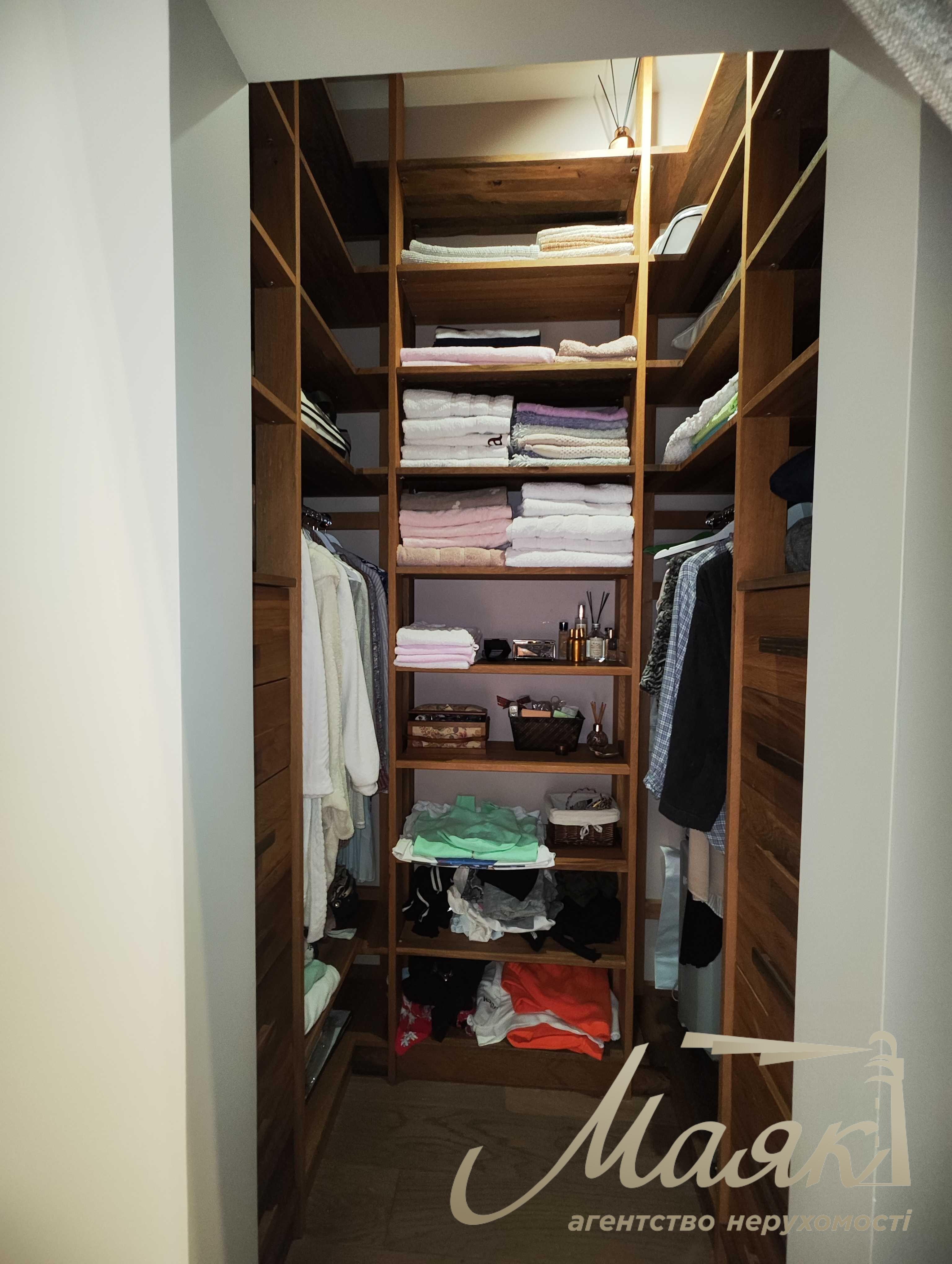 Оренда сучасного будинку площею 250 м² з басейном у с. Тарасівка/Безрадичі, Обухівський напрямок, Київська область.