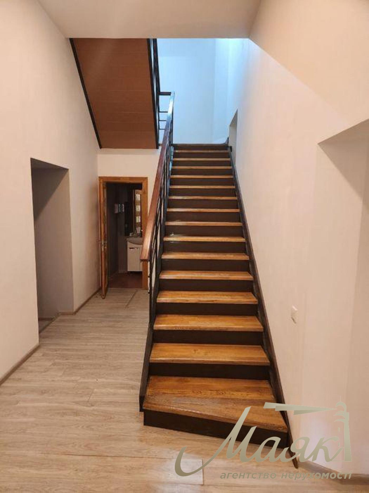 Оренда окремої будівлі площею 620 м², вул. Редутна, Царське Село