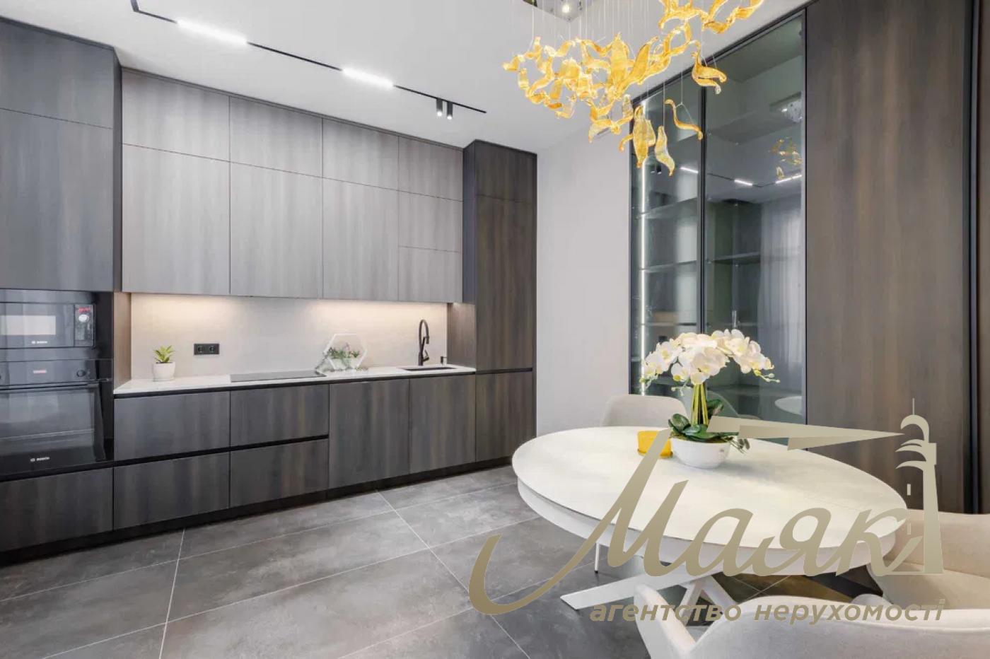 Продаж 2-кімнатної квартири в центрі Печерська, вул. Антоновича, 103
