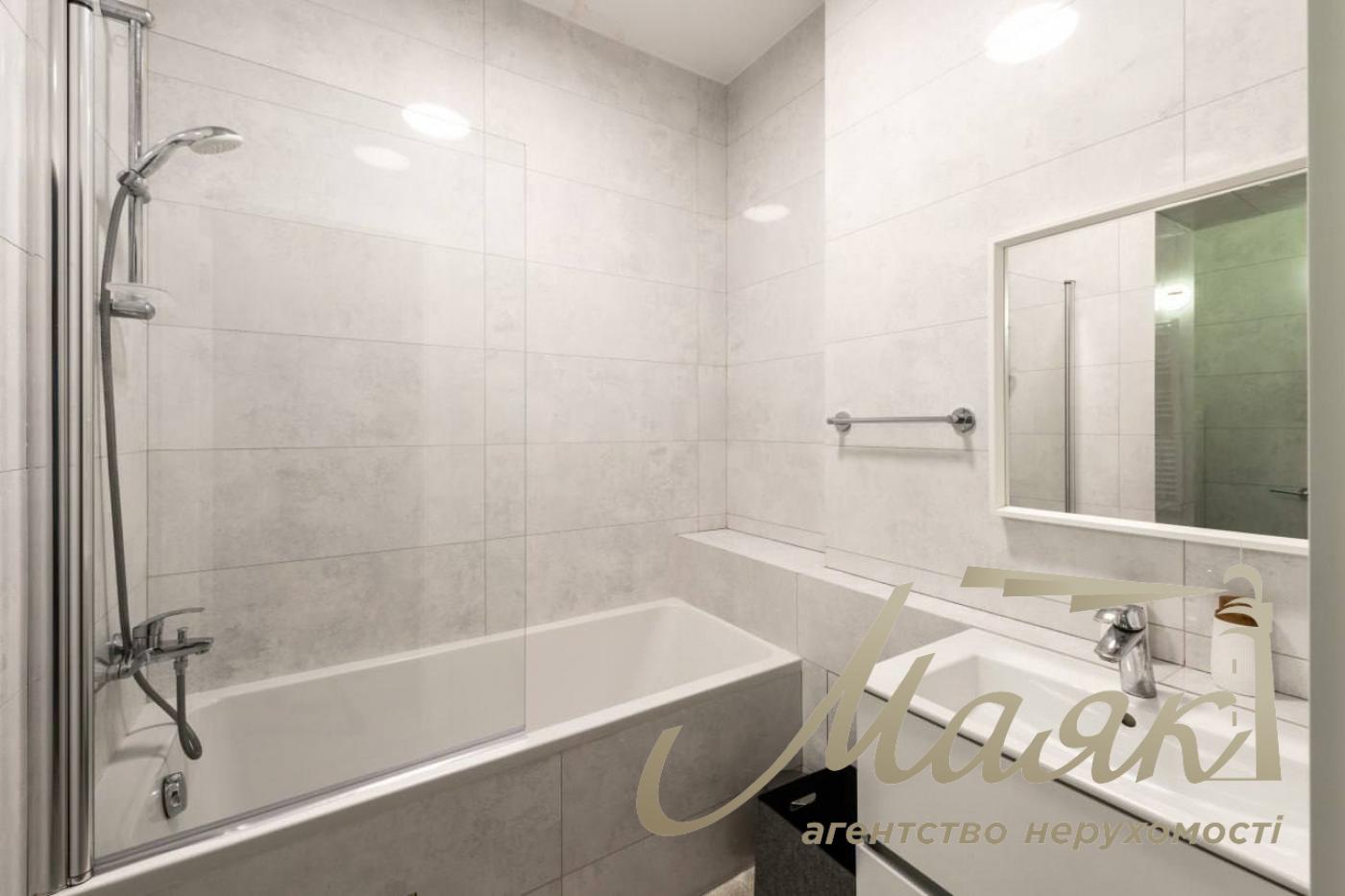 Rent a modern 60-square-meter apartment in the very heart of Kyiv, at 14 Ivana Mazepa Street, Pecherskyi District, downtown Kyiv.