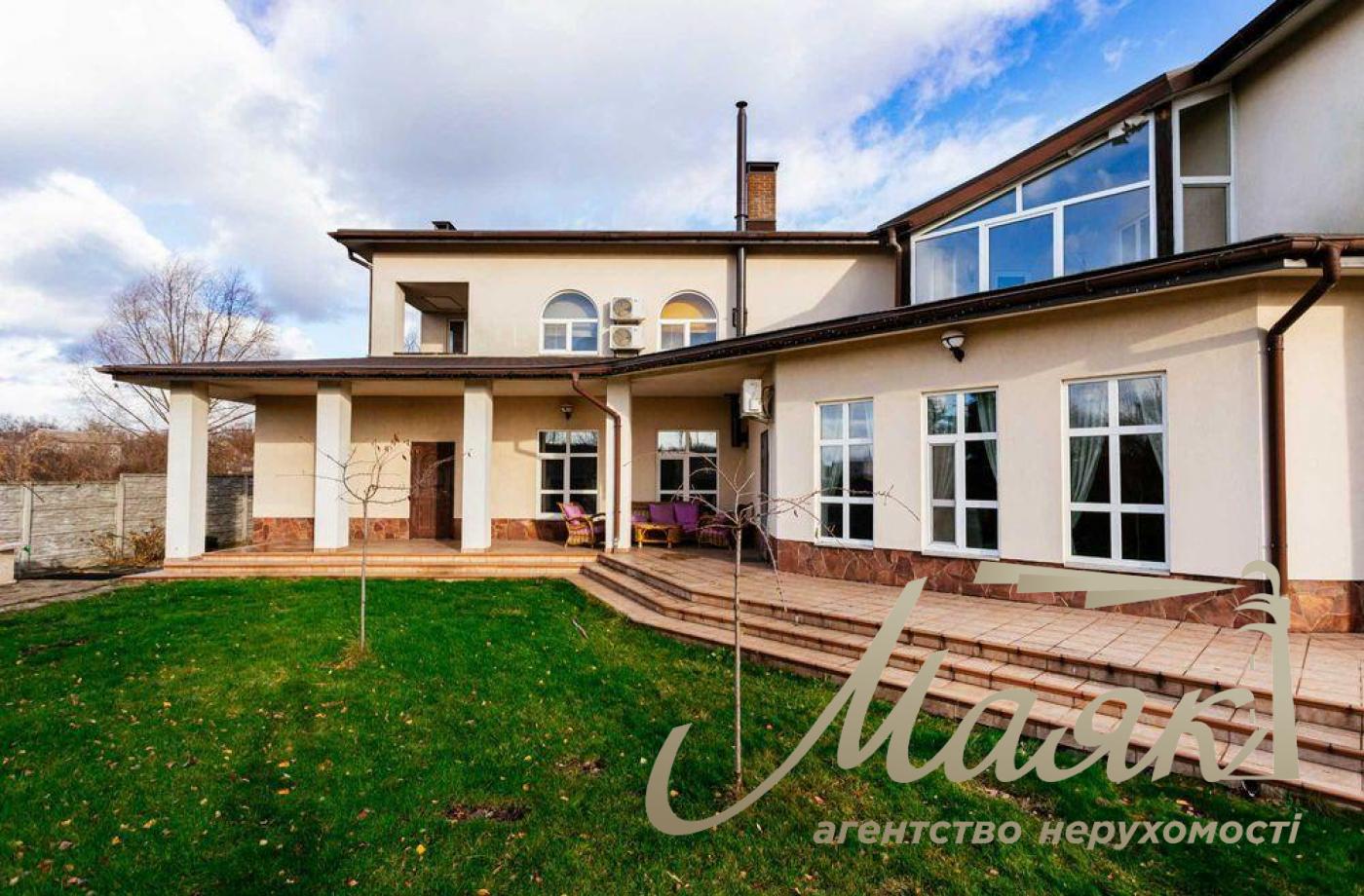 Продажа просторного дома  330м2 с бассейном, 12 соток, рядом озеро и лес в с. Романков.