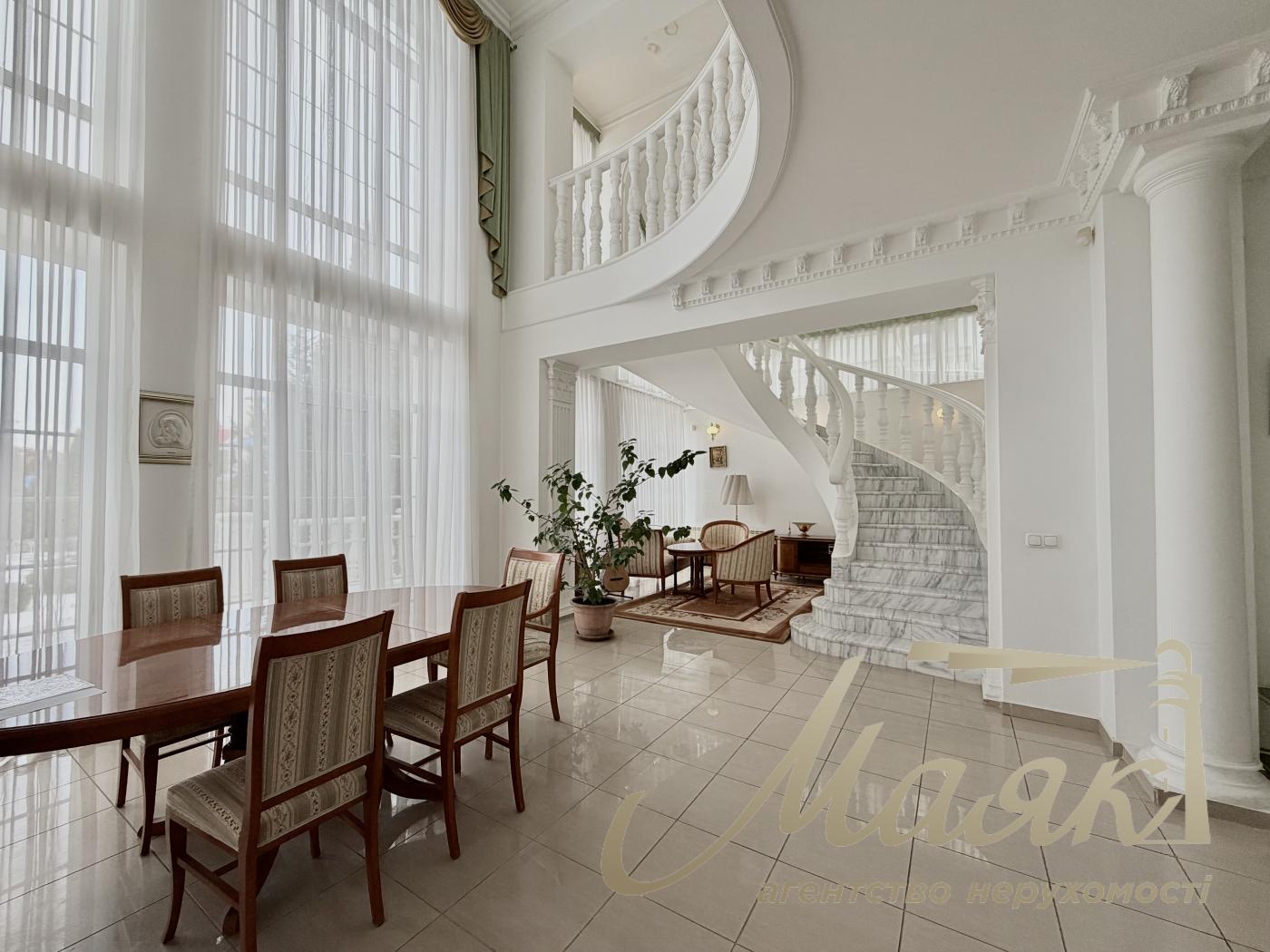 Оренда 3-х поверхового будинку 492,7м2, Лісники