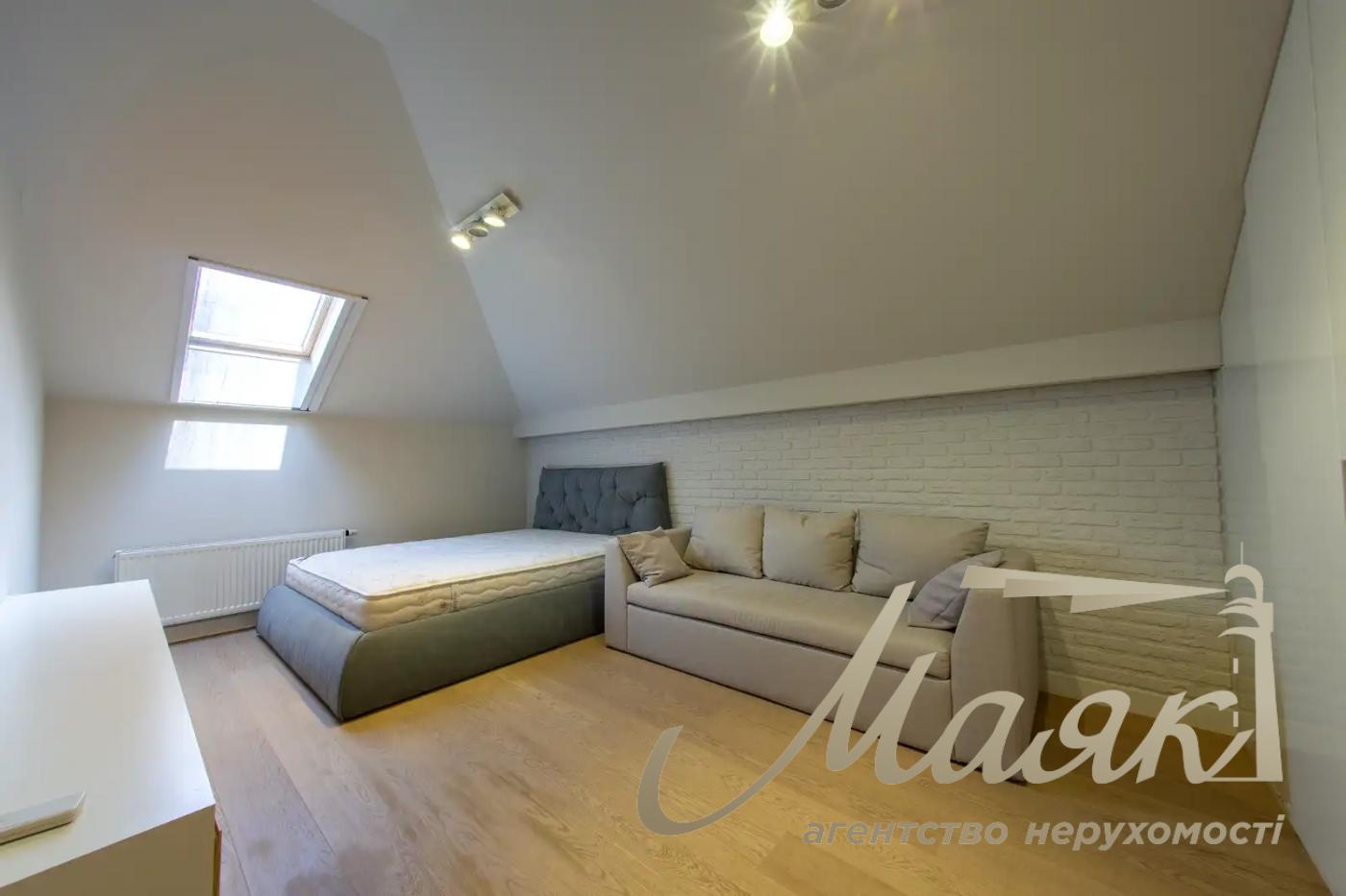 Оренда 3-поверхового будинку площею 570 м², Плюти
