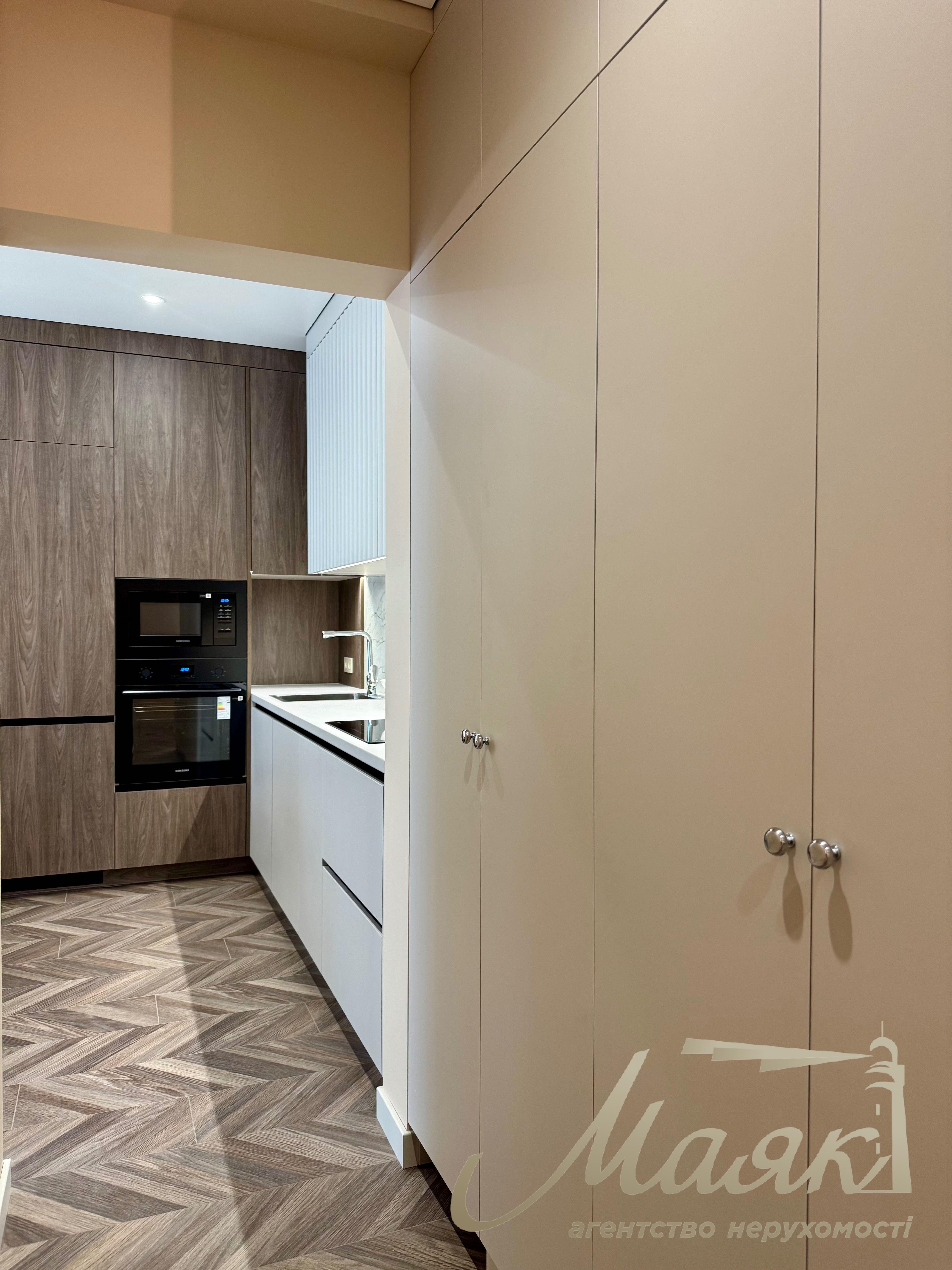 Modern 3-room apartment with designer renovations for sale in the “New England” residential complex, Holosiivskyi District