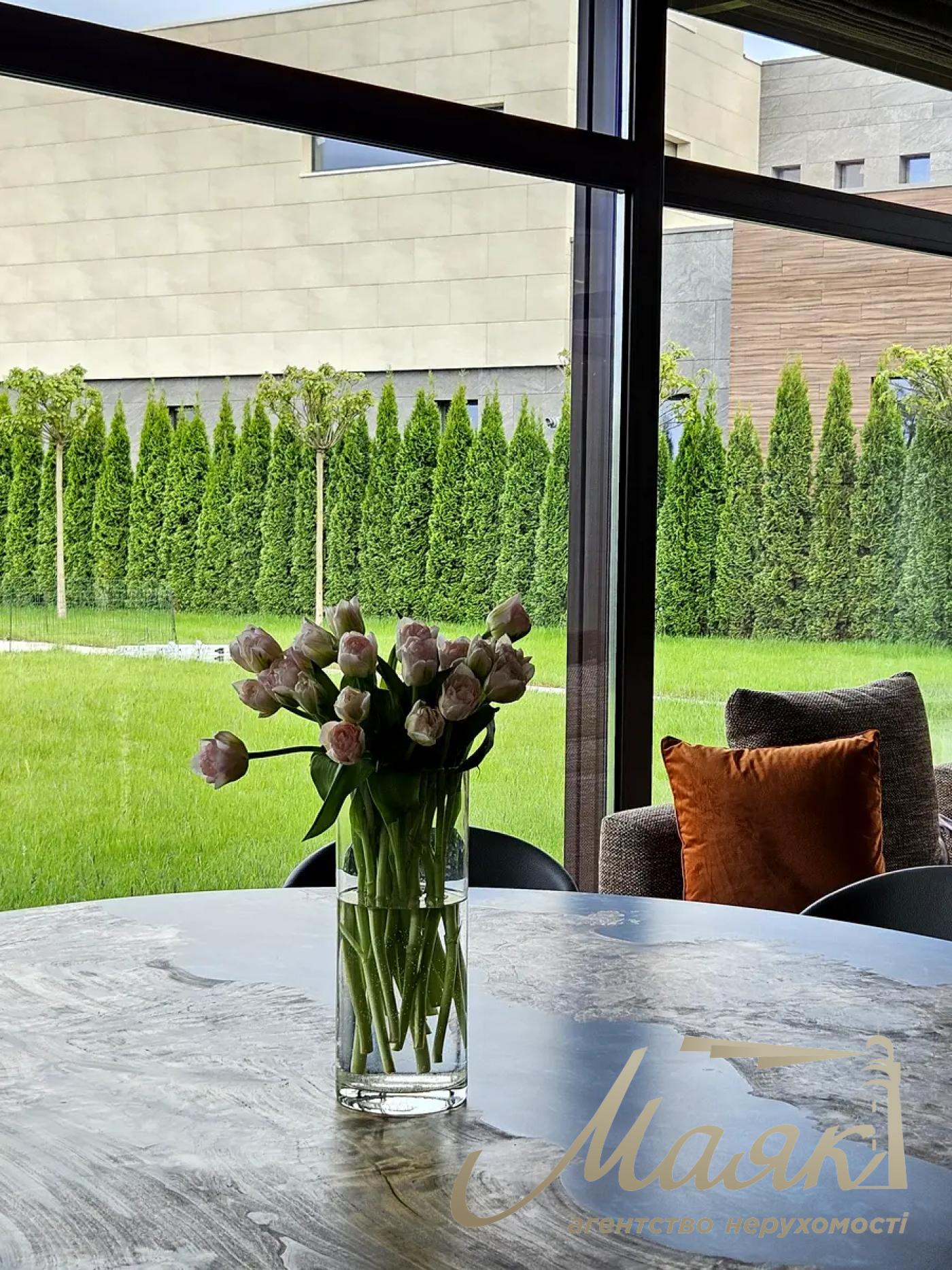 Rent a house 340 sq.m. with its own bank with. Romankov