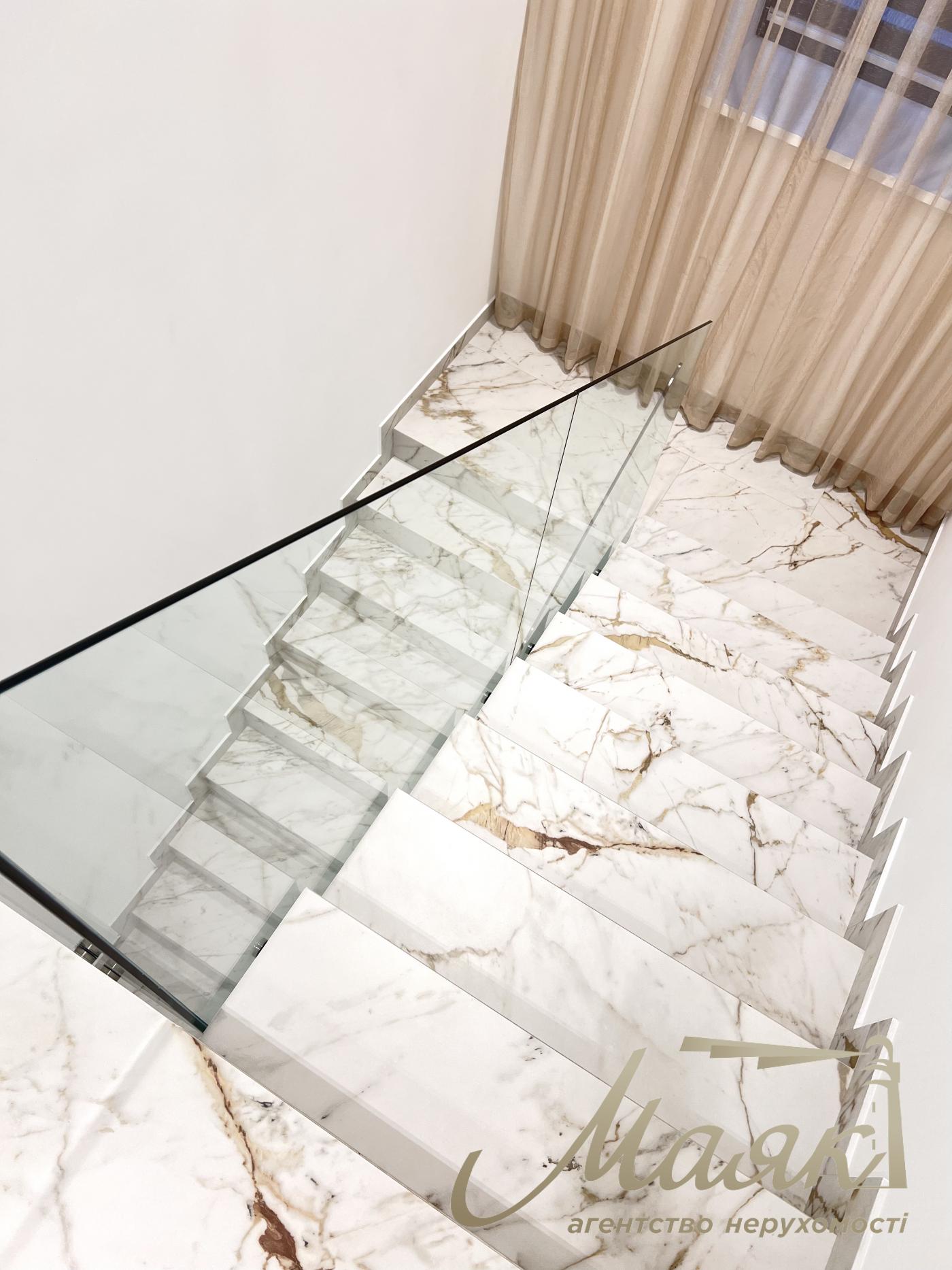 Оренда заміського будинку на Осокорках у котеджному містечку "Блакитна Лагуна"