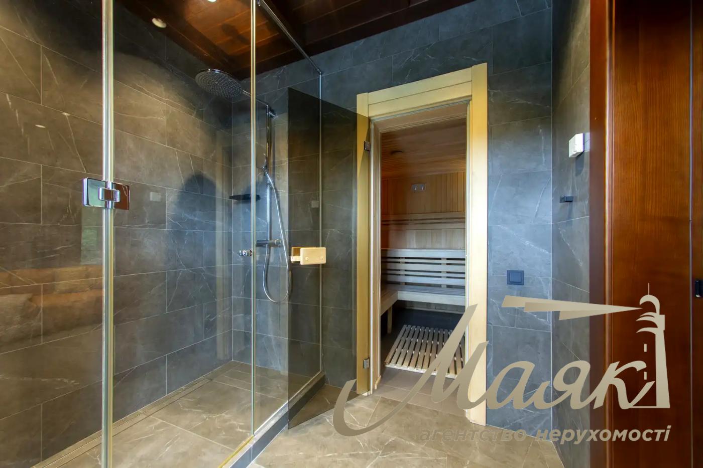 Оренда 3-поверхового будинку площею 570 м², Плюти
