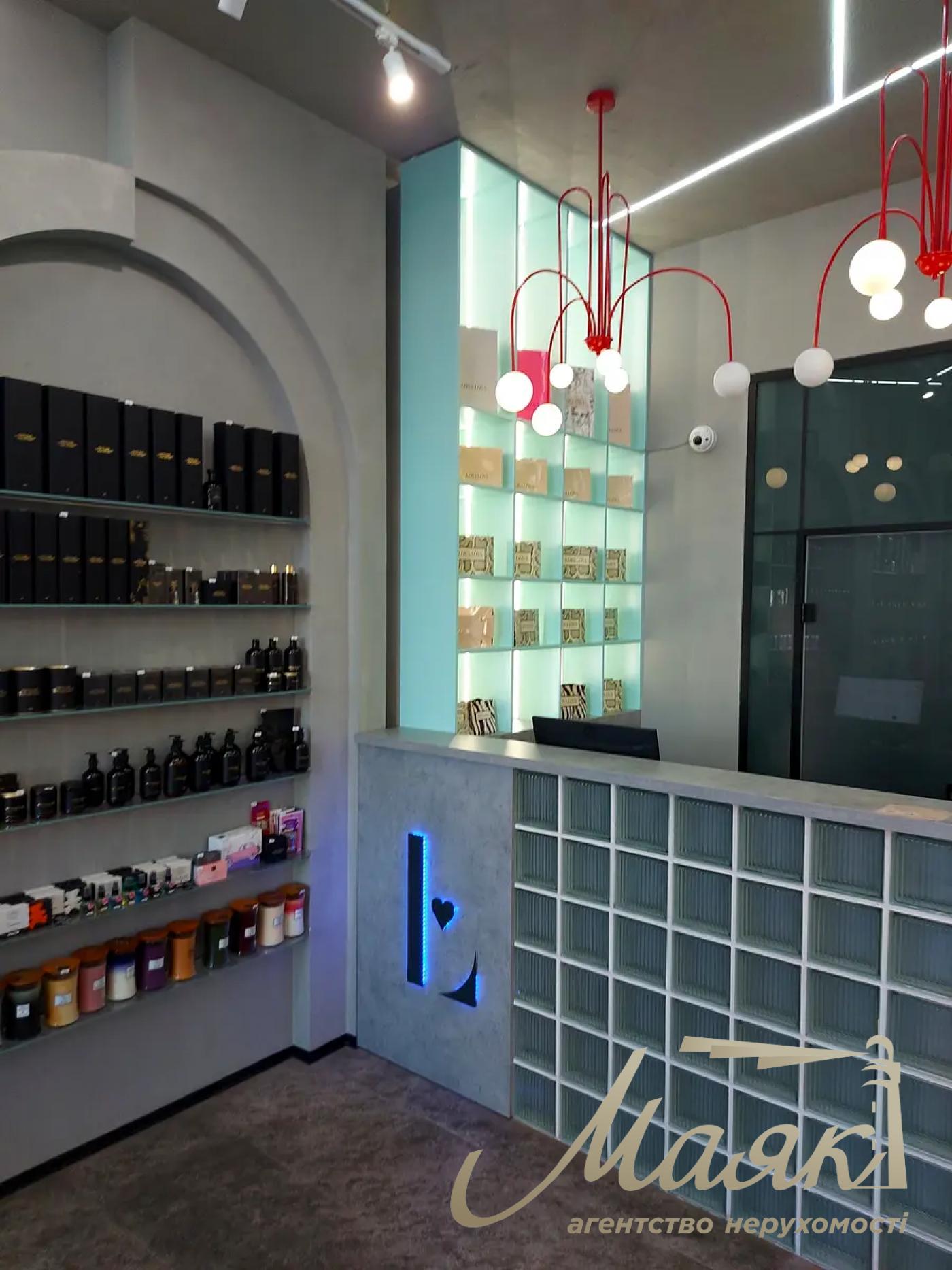 Оренда фасадного комерційного приміщення на Бессарасбкой площі, Центр.