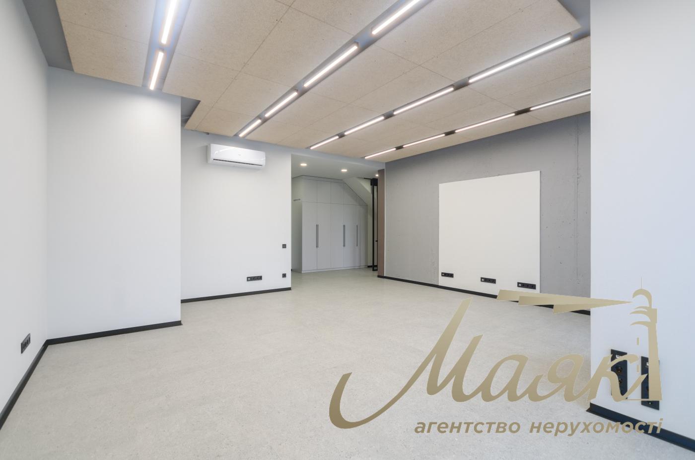Office for rent 172m2 in Vladimirsky Residential Complex at 109 Antonovicha Street.