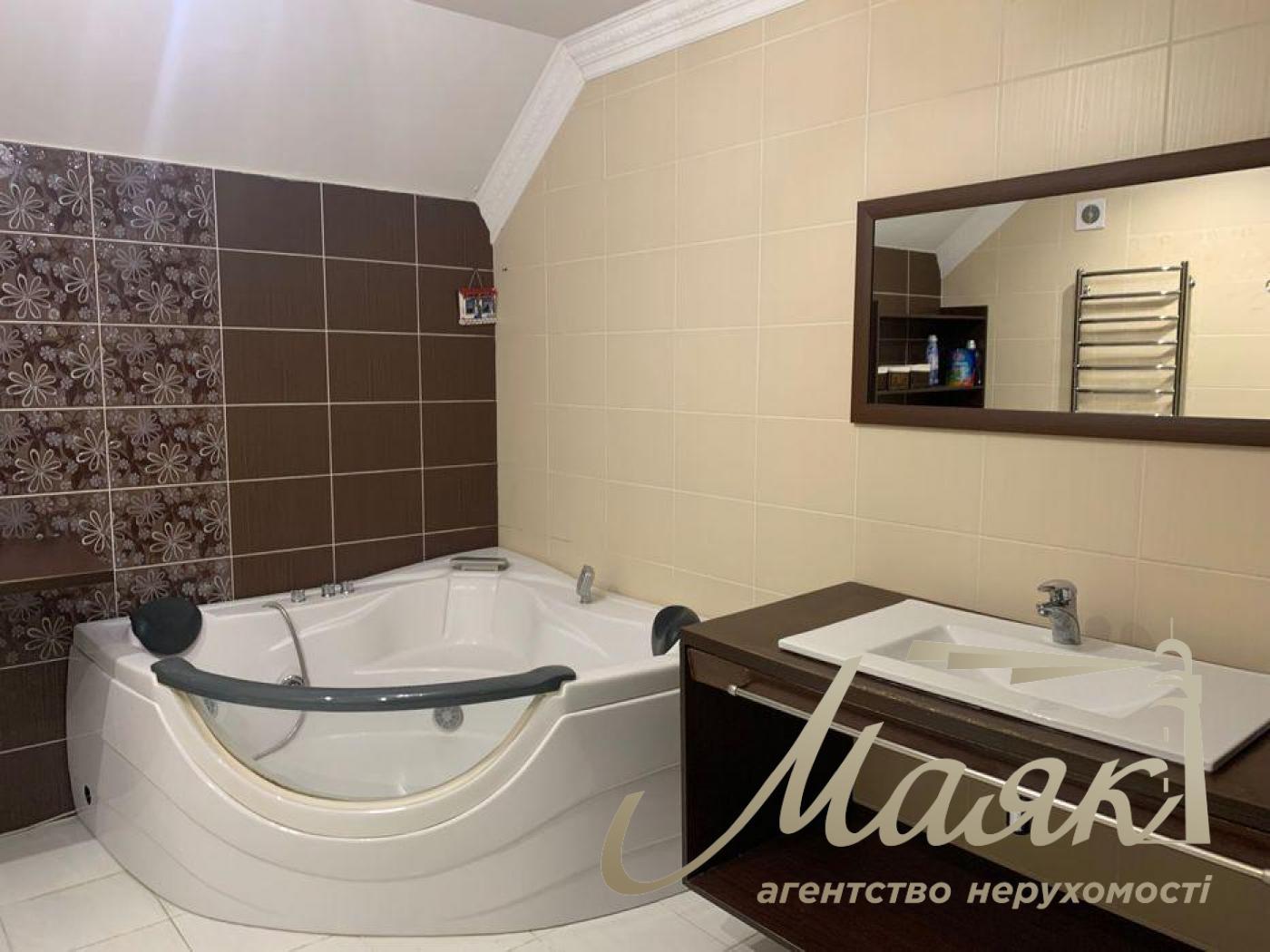 Rent a house 300m2 in the village of Kozin, ulitsa Nova,70