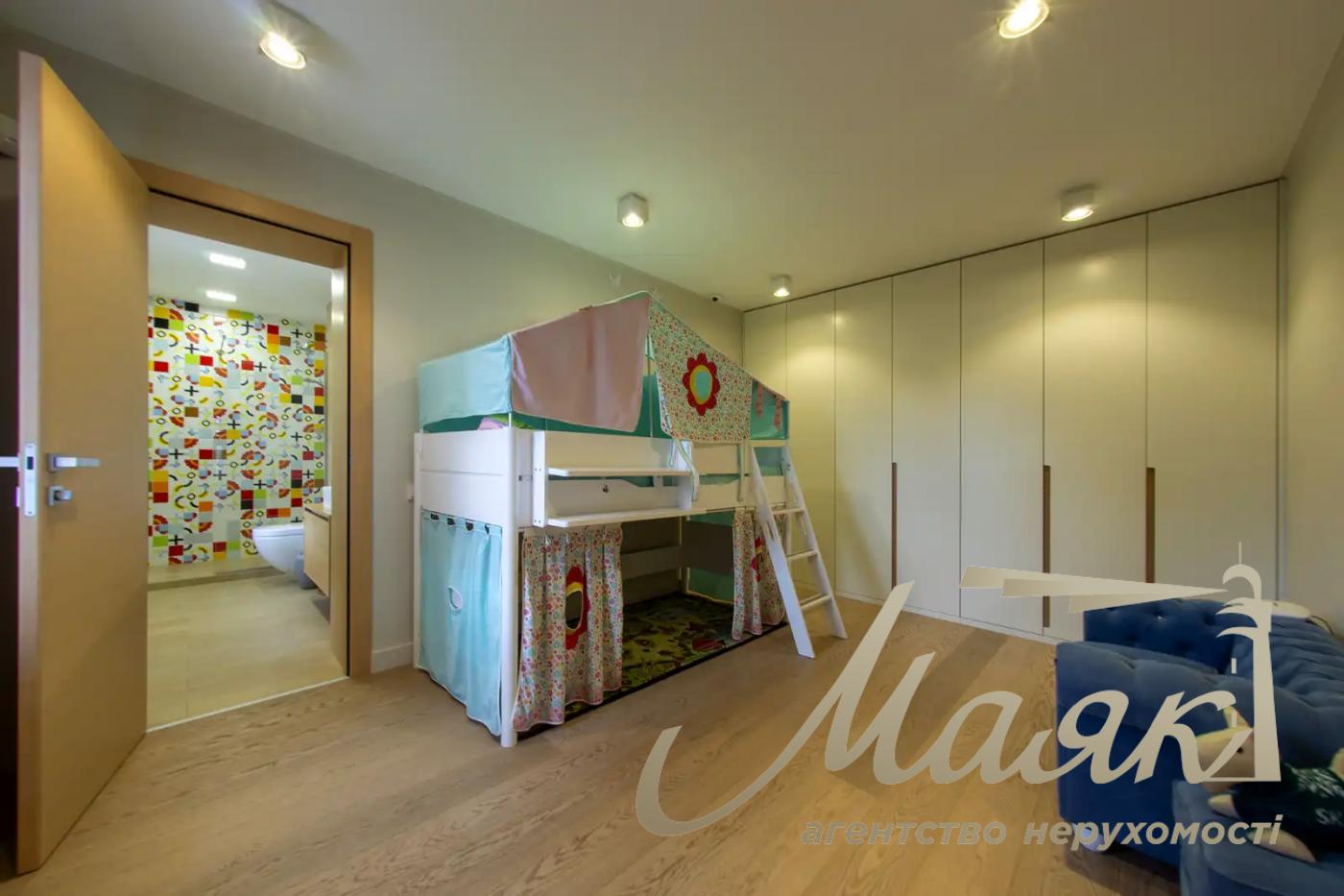 Оренда 3-поверхового будинку площею 570 м², Плюти
