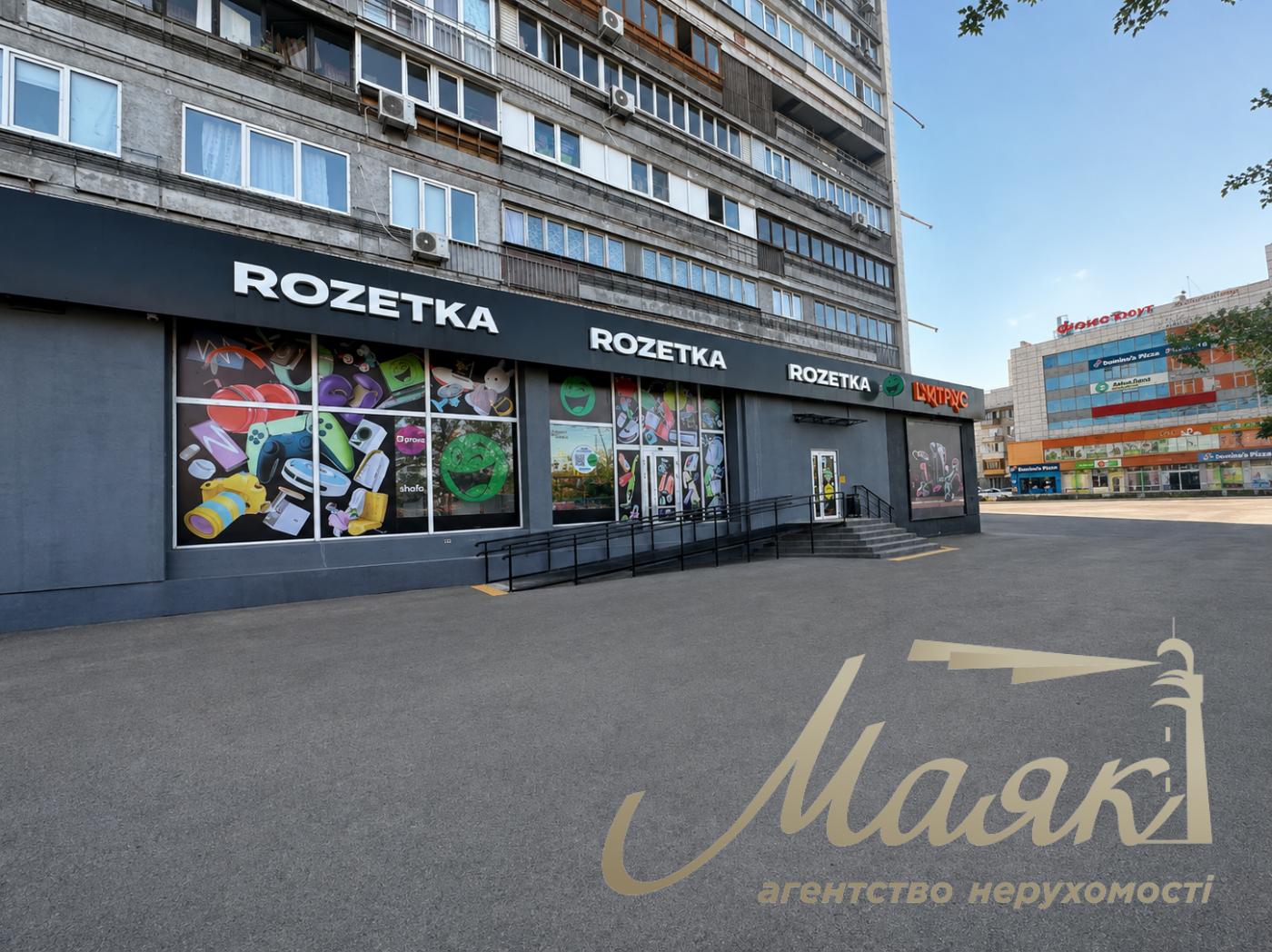 250 m² storefront for rent with high foot traffic at 2a Kharkiv Highway, Darnytska Square