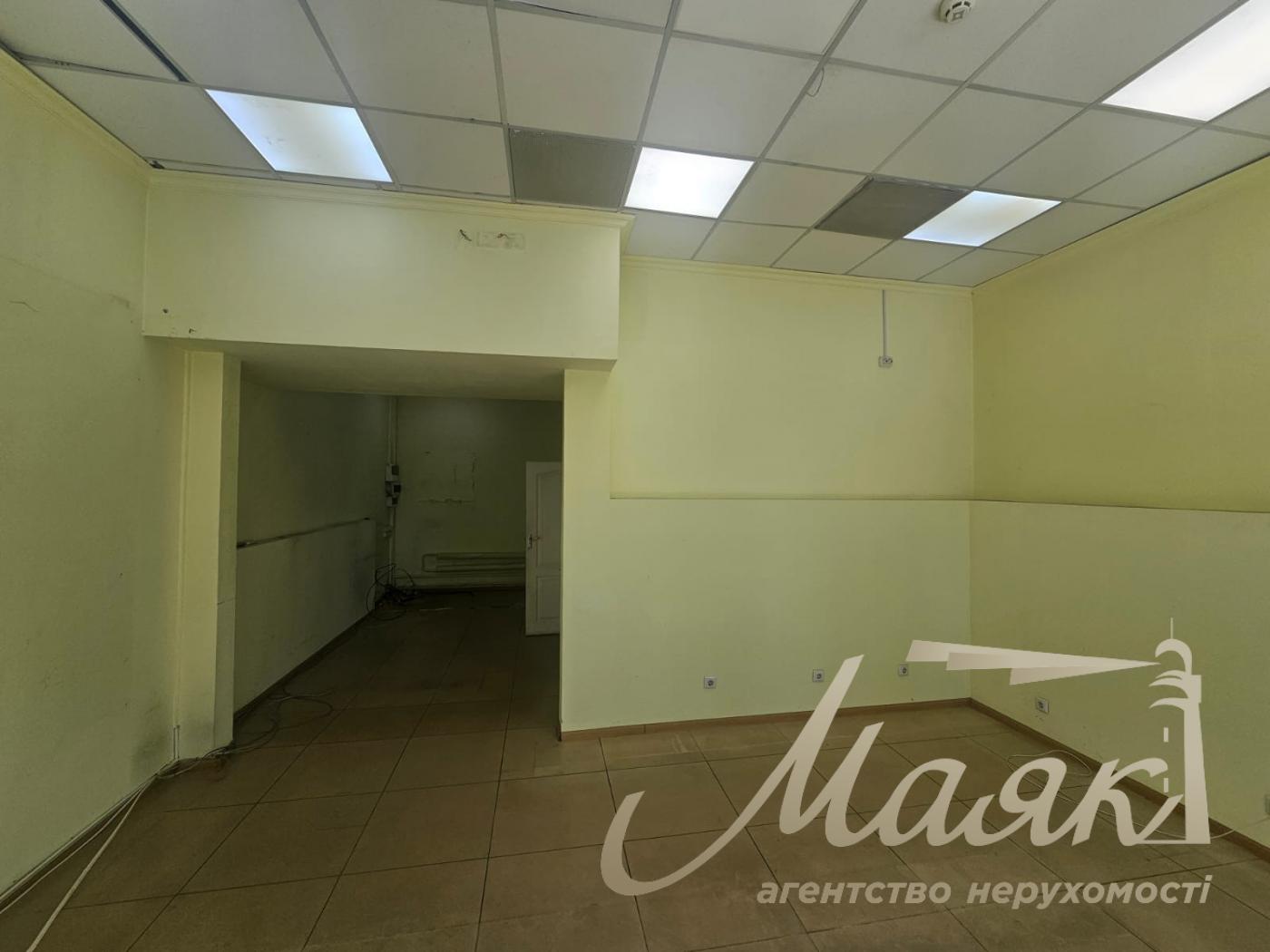 Оренда фасадного комерційного приміщення (106 м² + 70 м² цоколь), Русанівська набережна, 8