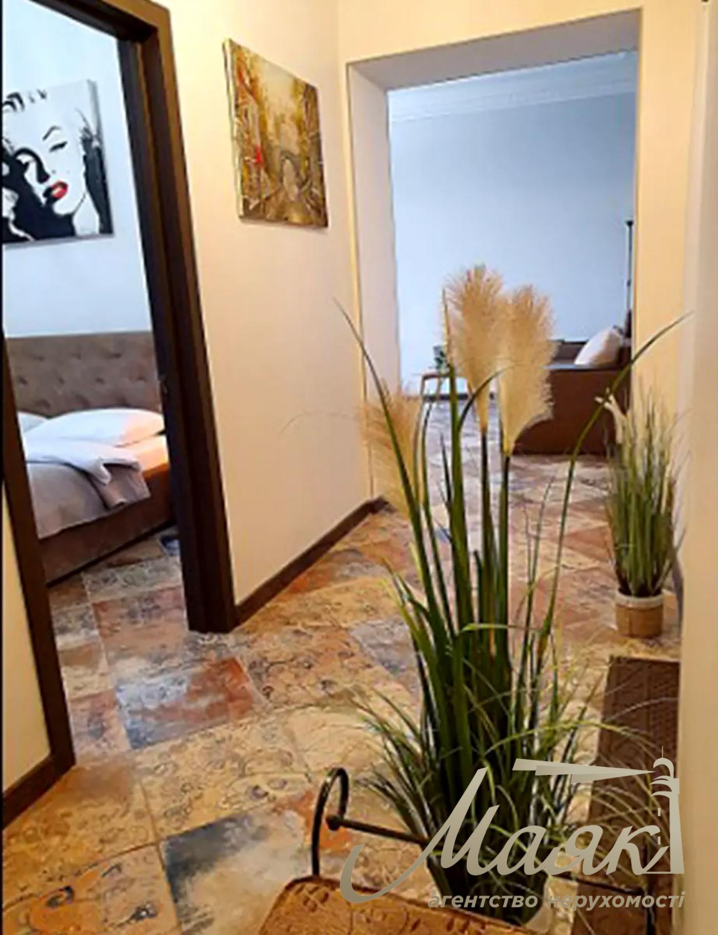 Rent 3-room apartment, Sofievskaya street1, Independence Maidan,